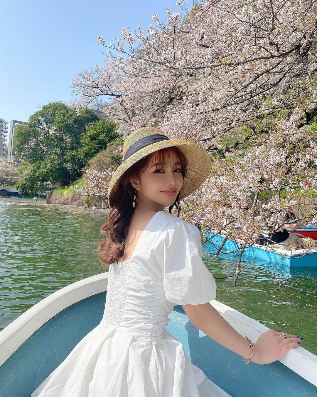 梯真奈美さんのインスタグラム写真 - (梯真奈美Instagram)「ボート漕ぐの楽しかったなぁ🚣‍♂️🌸 お天気も良くてリフレッシュできたよ💕  #桜 #ボート #お花見 #sakura #eimyistoire」4月6日 17時24分 - official_manami