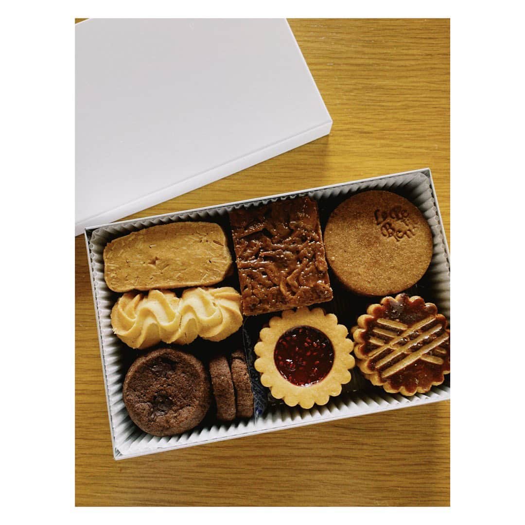 野尻美穂のインスタグラム：「高まる〜🍪 缶も無垢な姿が美しすぎる👏 大事に食べよ。  #今週は1日1枚づつ食べます #ルプチブルー #lepetitblue #cookies  @c_hika_pan27 ありがとうございました🥺🙏💞」