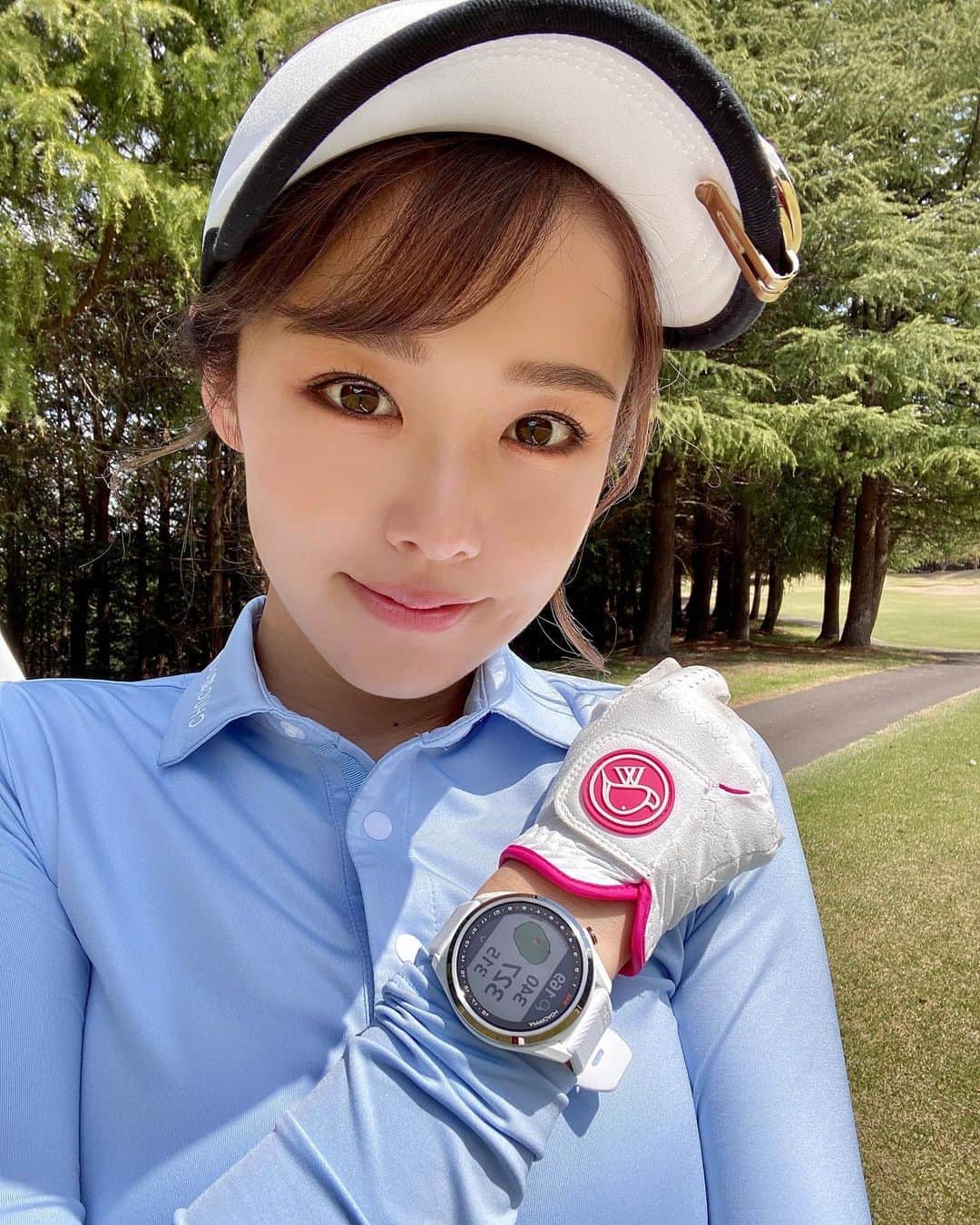 Yuuさんのインスタグラム写真 - (YuuInstagram)「なんとGarminからゴルフウォッチが出た❤️⛳️ ヤバすぎるーーー❣️  いつも距離計をカートに取りに行くのが面倒だったり 腰につけてたら邪魔だったりしてたんだけど、 これで全部解決！！！ グリーンのピン位置まで調整できて、精密に測ってくれるのっ‼️  グリーン周りも高低差があると距離感分かりにくい事もあるし、その一打が大事ってときに役に立つ❗️✨  ホワイトのゴムベルトでとっても軽くて付けてるの忘れるくらい！ww  ほんとおすすめだから是非使ってみてね❤️  4枚目、物撮りするところを撮られてたб(//x//)  @garminjp    #ガーミン #アプローチS42 #みちびきL1S #ガチゴルフ女子 #ゴルフ女子 #ゴルフバカ #ゴルフスクール #ゴルフウェア #ゴルフ女子コーデ #Garmin #距離計デビュー #腕時計 #ゴルフグッズ」4月6日 17時47分 - yuu1115yuu