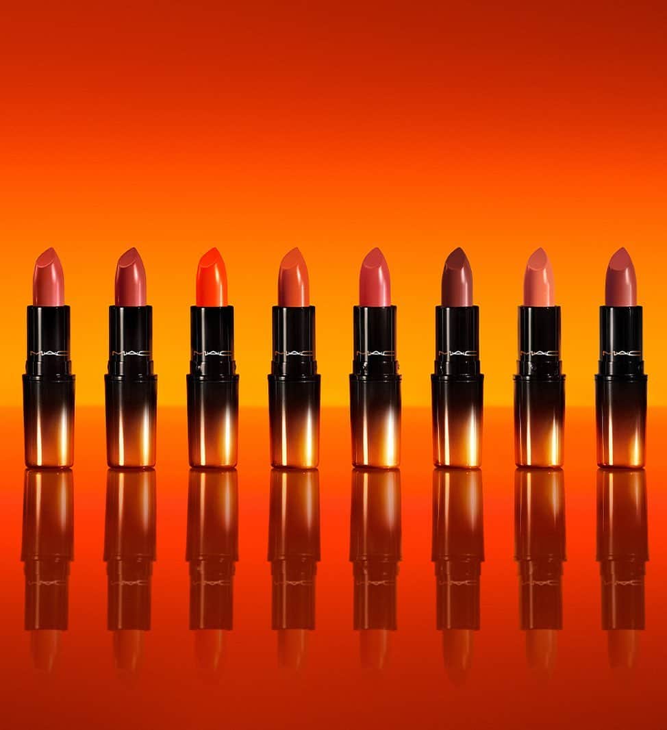 M∙A∙C Cosmetics Japanのインスタグラム：「＼本日公式オンライン先行発売／ 暖かく、大胆に、そして美しく✨ ラブ ミー リップスティックに、8色のオレンジカラーが仲間入り🍊肌へ自然に馴染んで、メイクやスキントーンをキレイに魅せてくれます💄 *2021/4/9(金) 全国発売 ㅤ 本日20時から #MACインスタライブ にて、新色を使ったオレンジメイクをご紹介📣 with @masam1101 @toy0510  ㅤ 【LIPSTICK キャンペーン】 対象のリップ製品を含み、税込¥7,700以上ご購入でミニデラックスサンプル3つをプレゼント！(なくなり次第終了) サンプルはスワイプしてチェック👉 ㅤ 注意事項 * LIPSTICK製品ページに掲載されている製品が対象製品です。 ただし、リップスティック (MINI M·A·C) 税込¥1,650は対象外とさせていただきます。 * LIPSTICK製品ページ下部の注意事項を必ずお読みください。 * 全国のM·A·Cカウンターでは、2021/4/9(金)からキャンペーンを開始いたします。 ㅤ #MACLOVEME #MACラブミー」