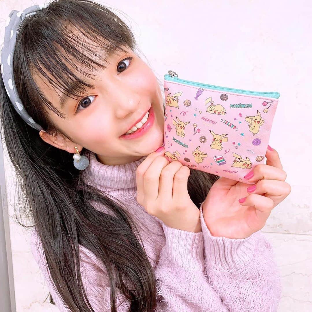 ニコ☆プチのインスタグラム：「サナのふろくの使い方😊 春カラーのコーデに合う〜🌸 今日は寒かったね🤧 . . このピカチュウのポーチは裏にティッシュケースが付いていてとっても便利だよね😊 春にピッタリの桜色で🌸中には鏡やリップ💄を入れて使ってるんだ✨ 学校に持っていく時はヘアゴムや折りたたみのクシを入れたりしてるよ💖 みんなは何を入れてるのかな⁉ . . .️  #ニコプチ #ニコプチふろく #プチモのふろくの使い方  #ニコプチふろくのある生活  #ポケモン #ピカチュウ #ふろく #石原咲奈」