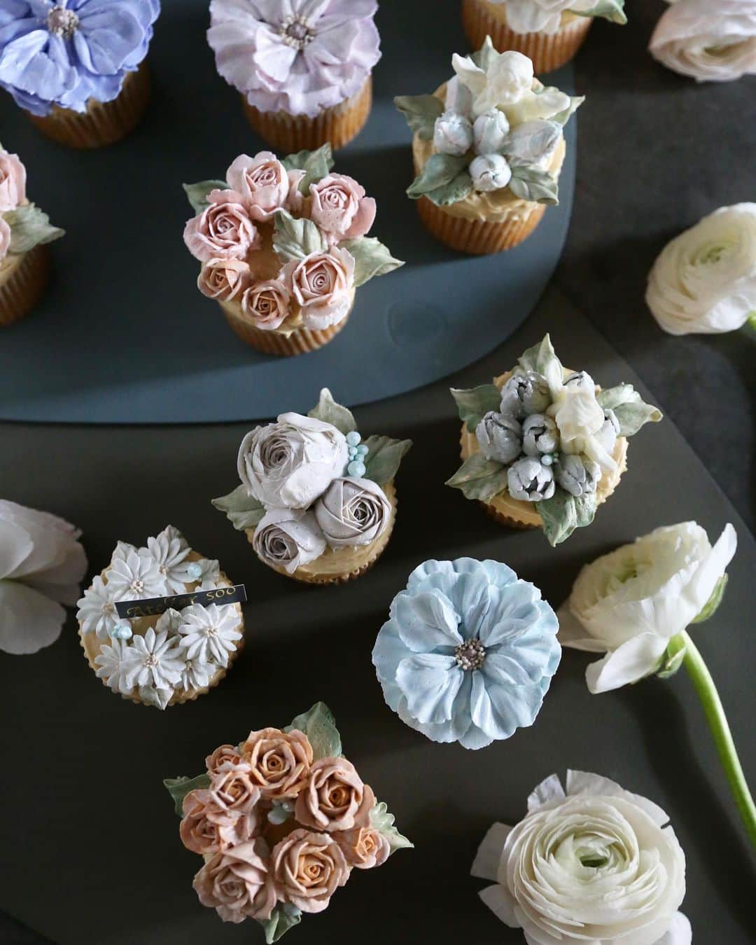 청담 수케이크 (atelier soo)のインスタグラム：「ㅡ Basic 2 ⚜️ wedding blue.  직접조색도하고 베이킹도하고 아이싱도하고 파이핑 어렌지까지 긴호흡함께하는 순간순간 다예쁘네요 🎀 Milk buttercream flower cake.  ㅡ #flower #cake #flowercake #partycake #birthday #bouquet #buttercream #baking #wilton #weddingcake ㅡ www.soocake.com」