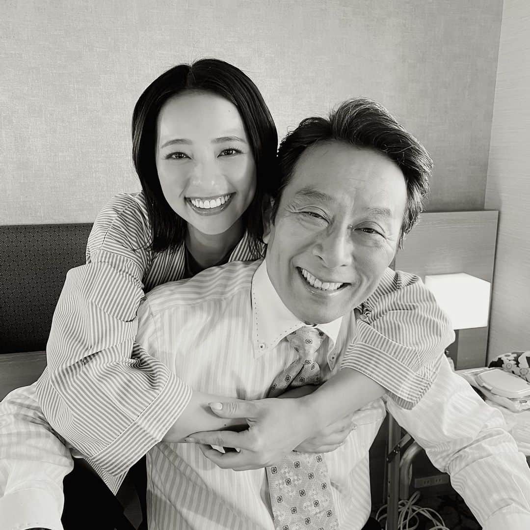 水崎綾女さんのインスタグラム写真 - (水崎綾女Instagram)「大好きな金田明夫さん。 本当はお父さんと娘くらいの年の差だけど、森鴎外の一生を描いた作品で夫婦役演じたの。私はお父さんがいないから、時にはお父さんみたいな温かさで包んでくれて、俳優の大先輩としてたくさんの事を教えてくれて守ってくれて楽しませてくれた俳優業だけではない人生の恩人です。 変わらず、ずっと大好きなのでずっと元気で居てほしいです。笑 また成長した時に、共演できますように。。 木曜ミステリー『警視庁・捜査一課長』4/8(木)20時～テレビ朝日系　初回2時間SP ゲスト出演しまーす✨ #捜査一課 #捜査一課長 #警視庁捜査一課長 #刑事ドラマ #ドラマ #dorama #TV #Tvshow #テレ朝 #テレビ朝日」4月6日 18時25分 - misakiayame
