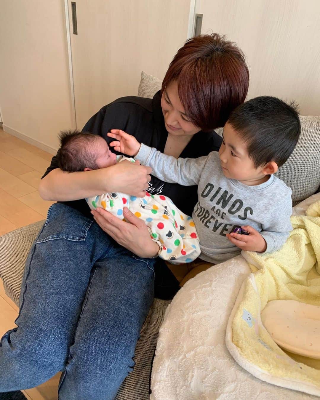 高橋みゆきのインスタグラム：「あぁ〜❣️可愛い😍やっと会えたよ👶心ノ祐…お兄ちゃん風👦 #色ちゃんベイビー #女の子 #新生児 #出産お疲れ #癒し」