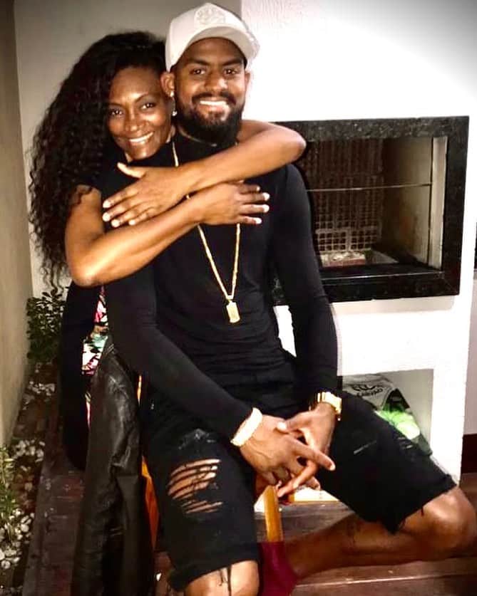 ダンクレーのインスタグラム：「Que dia lindo e abençoado é este em que celebramos mais um ano de vida de uma grande mulher de fé, melhor mãe e extraordinária amiga. Parabéns, mãe!  Você me carregou no colo e de mãos dadas com você fui conhecendo o mundo aos poucos. No seu coração sempre encontrei amor e carinho incondicionais.  Eu não sou apenas aquele a quem você deu a vida, eu sou aquele que você ajudou a construir como homem, como pessoa. Se hoje sou o que sou, devo a você.   Sempre presente, cuidando, educando, amando ou repreendendo, você me indicou os melhores caminhos e quando eu não podia ir sozinho, você me levou até eles.  Pela graça de Deus hoje festejamos mais um ano da sua vida, e é com muita alegria que agradeço ao Senhor por isso.   Eu quero apenas que sinta no coração todo amor, orgulho e admiração que eu sinto por você. Feliz aniversário mãe! Você é um exemplo de mulher, amiga, e principalmente de mãe.  Desejo que todo mundo saiba que sou um homem muito orgulhoso da sua mãe, pois ela não me deu apenas a vida, mas me ensinou a vive-la! Obrigado, mãe, que a chama da fé jamais se apague do seu generoso coração.   E é com muita alegria que agradeço ao Senhor por esse dia. Feliz aniversário, mãe, te amo minha rainha!!! ❤️👸🏾🙌🏾」