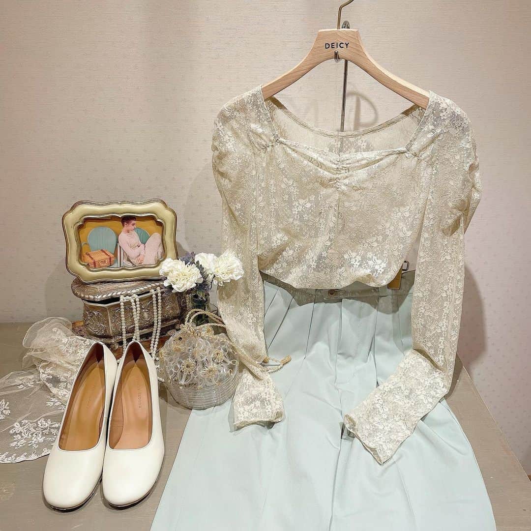 のインスタグラム：「. spring color🌸 . 春カラーでパンツスタイルも レディなスタイリングに❤︎ .  tops #プチフローラストレッチトップス pants #LEEtrousers  #deicy #mecouture #deicyosaka #lee #春服 #春コーデ #春カラー #deicy_2021ss #deicy_トップス #deicy_パンツ #ファッション #コーディネート #大阪 #梅田 #梅田EST #デイシー #ミークチュール」