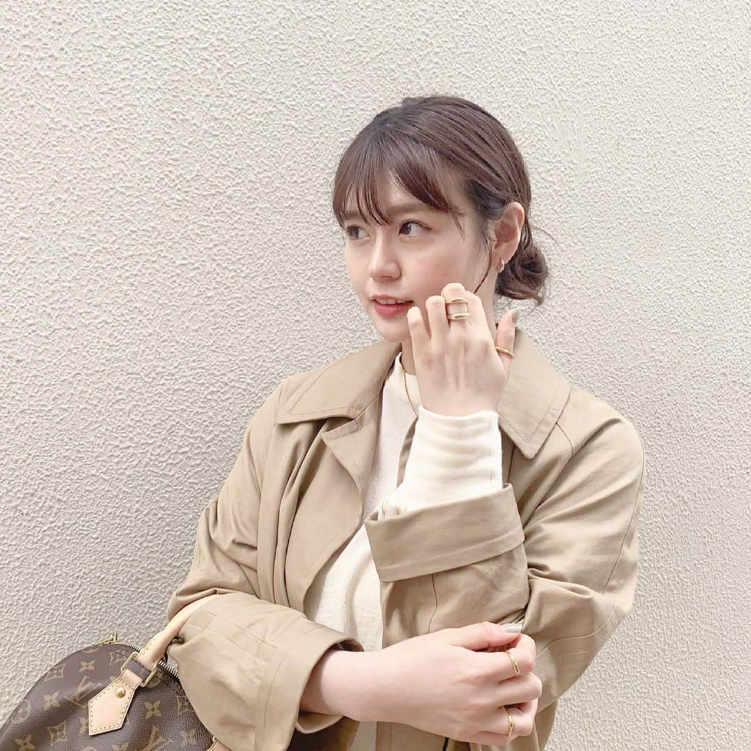 井口綾子さんのインスタグラム写真 - (井口綾子Instagram)「キャンパスで一緒だったたむりなにインスタの写真撮る時どんなポーズしていいか悩むよねって喋りながら撮ってもらった写真💁‍♀️  結局何もできてない(笑)  どんなポーズがいいですか？笑🐒」4月6日 19時50分 - ayako_inokuchi