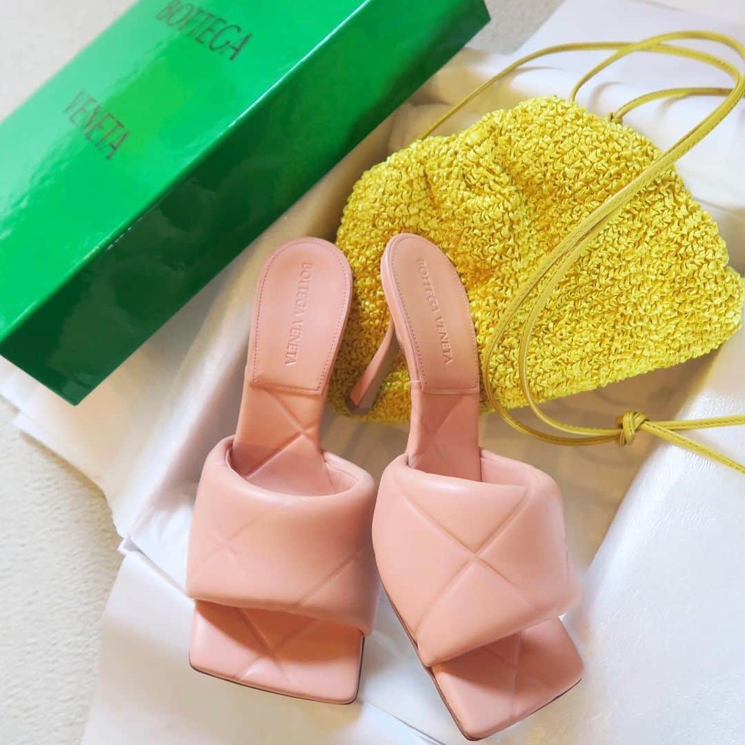 Mai Wakimizuのインスタグラム：「pink.yellow.green♡小物のスタイリングが楽しい季節＼(^o^)／ #wakkinstyle#bottegaveneta」