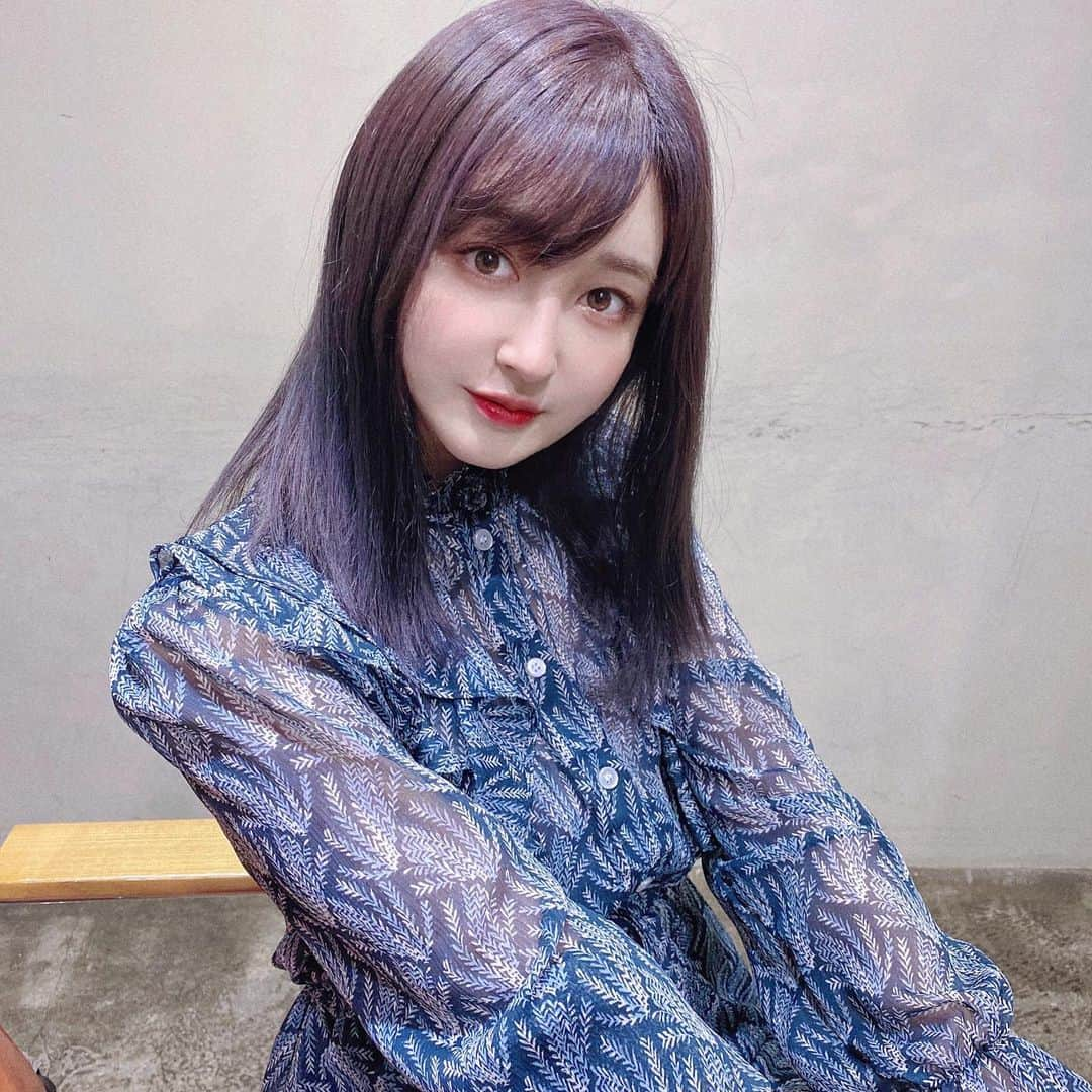 新希咲乃さんのインスタグラム写真 - (新希咲乃Instagram)「purple hair 🍇  近くで見るとこんな感じになってます 光やライトが当たると紫だ！って 分かるんだけど、室内とかでは 暗髪に見えてお気に入りです´`*  やっぱり暗髪の方が落ち着きます🦨   #紫髪  #パープルヘア  #ヘアカラー  #ブリーチカラー  #パープルブラック」4月6日 20時09分 - niki_sakino