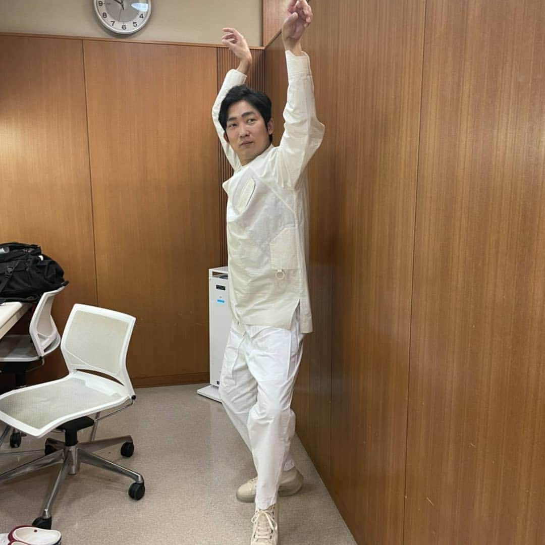 のインスタグラム：「タグ付けさせてもらうで  #hatroid #grounds #安定の白 #衣装ばりかっこええ #顔ばり普通 #ポーズばり謎」