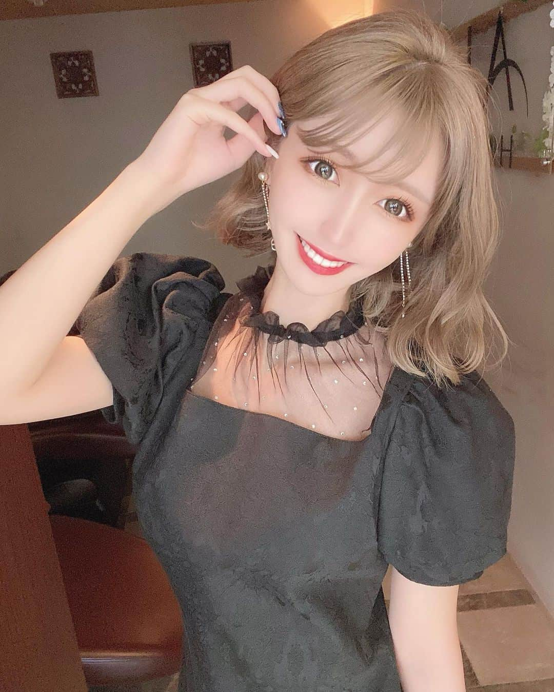 伊上あやさんのインスタグラム写真 - (伊上あやInstagram)「黒系の服が最近好き🤍！ このワンピース形可愛すぎる！ やっぱり、パフスリーブだよね☺️  👗は @emiriawiz_official   髪型は千葉ちゃんにやってもらったよ☺️いつもお洋服に合った髪型を考えてくれて、可愛いスタイルを見つけてくれる！♡ 美容師のプロですなぁ🤔 @chibachaan   #ワンピース #emiriawiz #黒ワンピース #およばれコーデ #ヘアアレンジ #金髪ボブ #金髪 #金髪ショート #新宿サロン #三鷹」4月6日 20時39分 - o.aya_0613