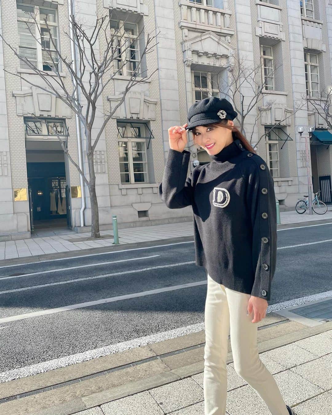 のインスタグラム：「歩くのが気持ちいい〜😆🎵﻿ ﻿ #太陽の下﻿ #歩くこと﻿ #気持ちいい﻿ #😊✌️  #モノトーンコーデ」