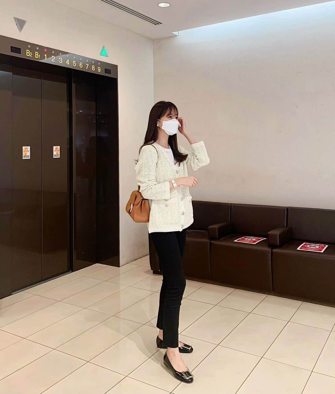 ハンナミのインスタグラム：「先日の🕊✨  きれいめに羽織れる ツイードカーディガン ♡  cardigan #eneu pants #motherdenim shoes #rogervivier bag #delvaux」