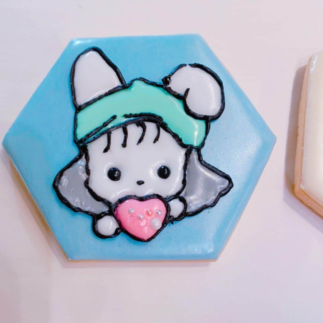 奥野香耶さんのインスタグラム写真 - (奥野香耶Instagram)「🐰🍪 人生初アイシングクッキー作り♡ ・ ・ ポチャッコ♡かやたんのらぶらぶバースデーPARTY パンフレット企画でアイシングクッキー作りに挑戦しました✨ 1枚目の写真の「か」←文字と キャラクターの「かやたん」「ポチャッコ」のアイシングは私が作ったものです！ ・ その他の文字やハート型のものなどは先生が作ってくださいました👗✨ 私が作っている時の動画の早送りを5枚目に載せたのですが、その時目の前に置いてある2つは先生お手本の！👏🏻 ぜひそちらにも注目してみてね✴︎ ・ ・ ・ おめめ描く前の状態も可愛くてスキ🤗笑 ・ とっても楽しい体験でした✴︎ ・ ・ ・ #日本サロネーゼ協会 #jsa #表参道 #アイシングクッキー #お菓子作り #お菓子教室 #ポチャッコクッキー #ポチャッコ #sanrio #キャラクタークッキー #🍪#icingcookies #icing #instafood #decoratedcookies」4月6日 20時49分 - _kayarea_