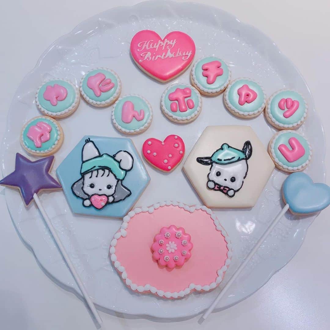 奥野香耶のインスタグラム：「🐰🍪 人生初アイシングクッキー作り♡ ・ ・ ポチャッコ♡かやたんのらぶらぶバースデーPARTY パンフレット企画でアイシングクッキー作りに挑戦しました✨ 1枚目の写真の「か」←文字と キャラクターの「かやたん」「ポチャッコ」のアイシングは私が作ったものです！ ・ その他の文字やハート型のものなどは先生が作ってくださいました👗✨ 私が作っている時の動画の早送りを5枚目に載せたのですが、その時目の前に置いてある2つは先生お手本の！👏🏻 ぜひそちらにも注目してみてね✴︎ ・ ・ ・ おめめ描く前の状態も可愛くてスキ🤗笑 ・ とっても楽しい体験でした✴︎ ・ ・ ・ #日本サロネーゼ協会 #jsa #表参道 #アイシングクッキー #お菓子作り #お菓子教室 #ポチャッコクッキー #ポチャッコ #sanrio #キャラクタークッキー #🍪#icingcookies #icing #instafood #decoratedcookies」