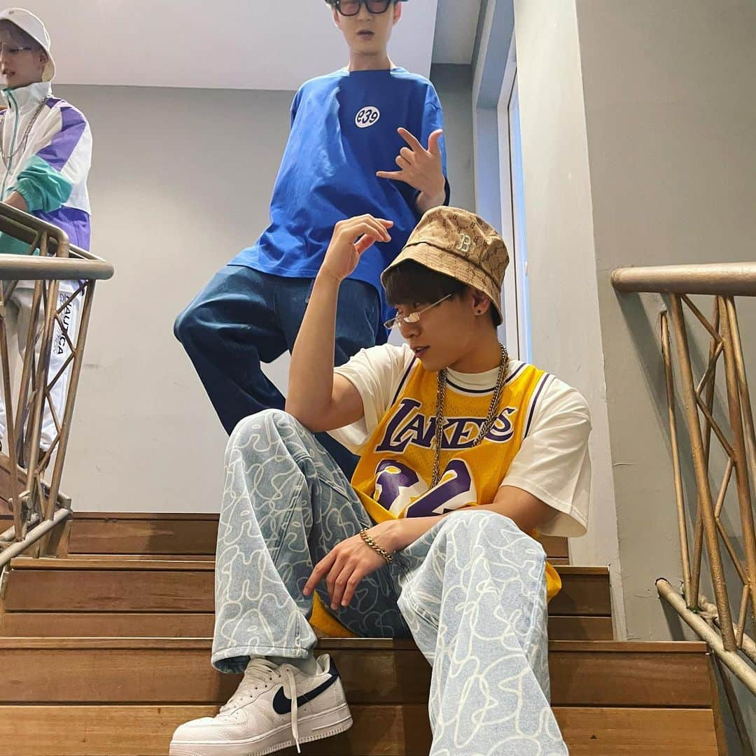 ウングァンさんのインスタグラム写真 - (ウングァンInstagram)「Hip Hop!!!!!!!!🤟」4月6日 20時59分 - btob_silver_light