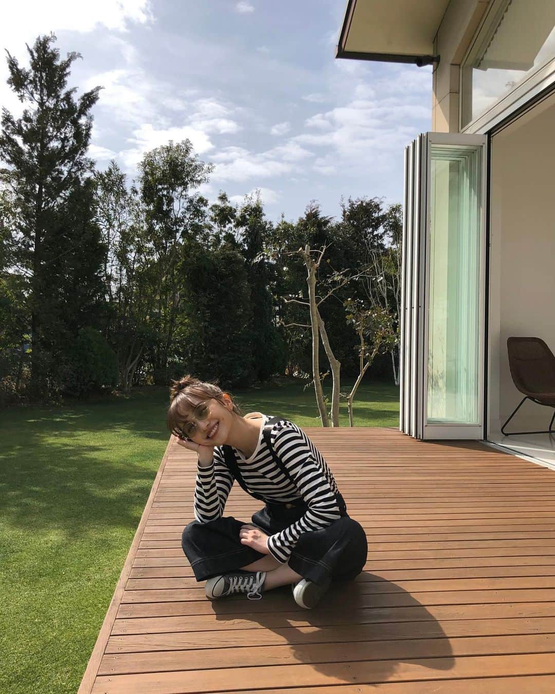 のインスタグラム：「緑いっぱいのスタジオが気持ちよくて日向ぼっこ☀️🌿」