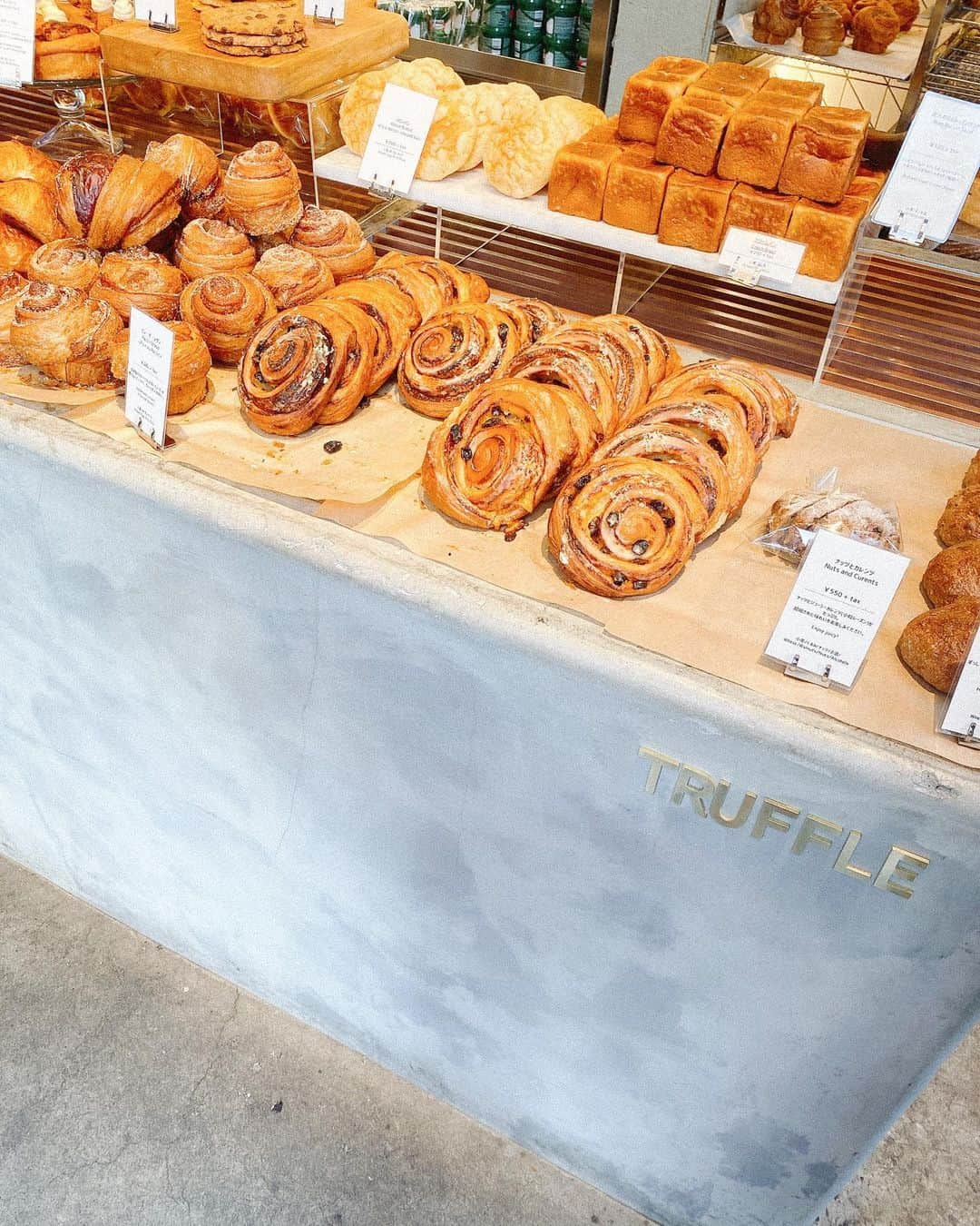 金澤絵美利のインスタグラム：「@trufflebakery 🥐🍞🥖🥨 . . お気に入りのパン屋♡︎ どれも美味しすぎて。 パンってなんでこんな美味しいんだろ🥺 . . #bakery #trufflebakery #yummy #ベーカリー #パン屋さん #パン #パン屋巡り #パン屋さん巡り  #トリュフベーカリー #おすすめ」