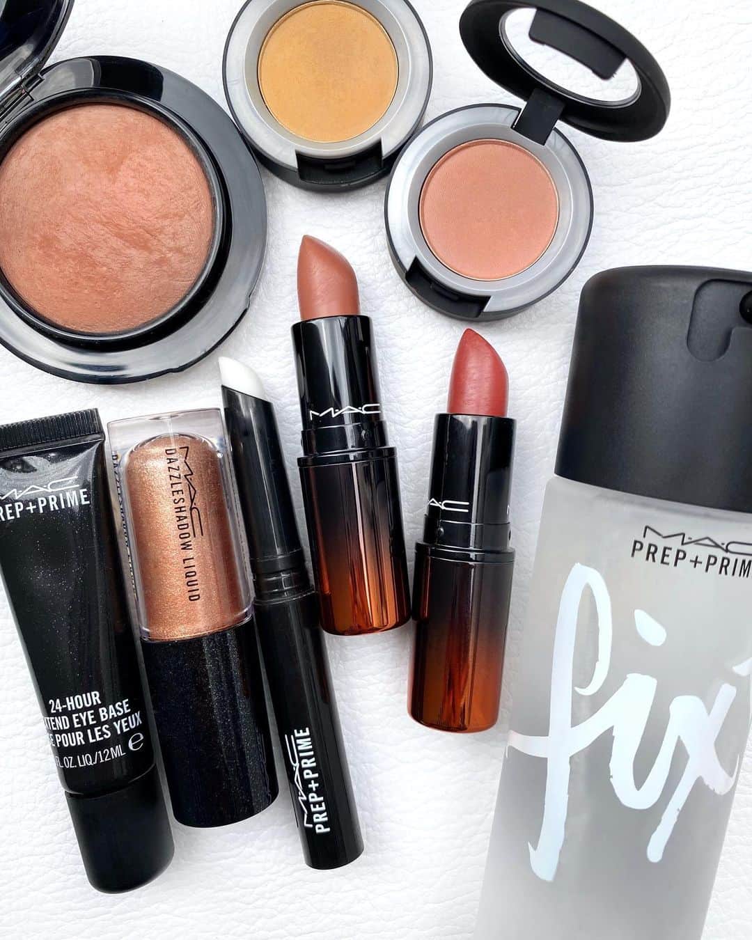 M∙A∙C Cosmetics Japanのインスタグラム：「本日の『"LOVE ME LIP "新色オレンジコレクション🍊シースルー✨&ポジティブ💫メイク』の#MACインスタライブ で使用した製品はこちらです👇 with MASAMI YAMADA @masam1101 ＆HARUKA SEKI @toy0510 @mac_seibu.ikebukuro  ㅤ ご視聴いただいた皆さま、ありがとうございました✨ 時間のご都合が合わなかった方も、IGTVにてライブを公開しております。ぜひご覧ください📺 ㅤ 【MASAMI YAMADA使用製品】（画像1～3枚目） ＊LIPS ・ラブ ミー リップスティック ホット アズ チリ（画像2枚目） ・ラブ ミー リップスティック ワット アイ セイ ゴーズ（画像3枚目） ＊EYES ・ダズルシャドウ リキッド ビーム タイム →217ブラシ ・パウダー キス アイシャドウ ディーズ バッグス アー デザイナー →239ブラシ ・パウダー キス アイシャドウ マイ トゥイーディ →286ブラシ ＊FACE ・M∙A∙C ミネラライズ ブラッシュ ナチュラリー フローレス ・M∙A∙C ミネラライズ スキンフィニッシュ ライトスカペード 　 【HARUKA SEKI使用製品】（画像4～6枚目） ＊LIPS ・ラブ ミー リップスティック マラケシュ ミー レイター（画像5枚目） ・ラブ ミー リップスティック ブレッドウィナー（画像6枚目） ＊EYES ・パウダー キス アイシャドウ ディーズ バッグス アー デザイナー →217ブラシ ・パウダー キス アイシャドウ マイ トゥイーディ →217ブラシ ・ダズルシャドウ リキッド フラッシュ アンド ダッシュ →286ブラシ ＊FACE ・M∙A∙C ミネラライズ ブラッシュ ナチュラリー フローレス ・エクストラ ディメンション スキンフィニッシュ ダブル グリーム ㅤ 【共通使用製品】 ・M∙A∙C プレップ プライム 24 アワー エクステンド アイ ベース ・M∙A∙C プレップ プライム リップ ・M∙A∙C プレップ プライム フィックス+  ㅤ #MACラブミー #MACLOVEME」