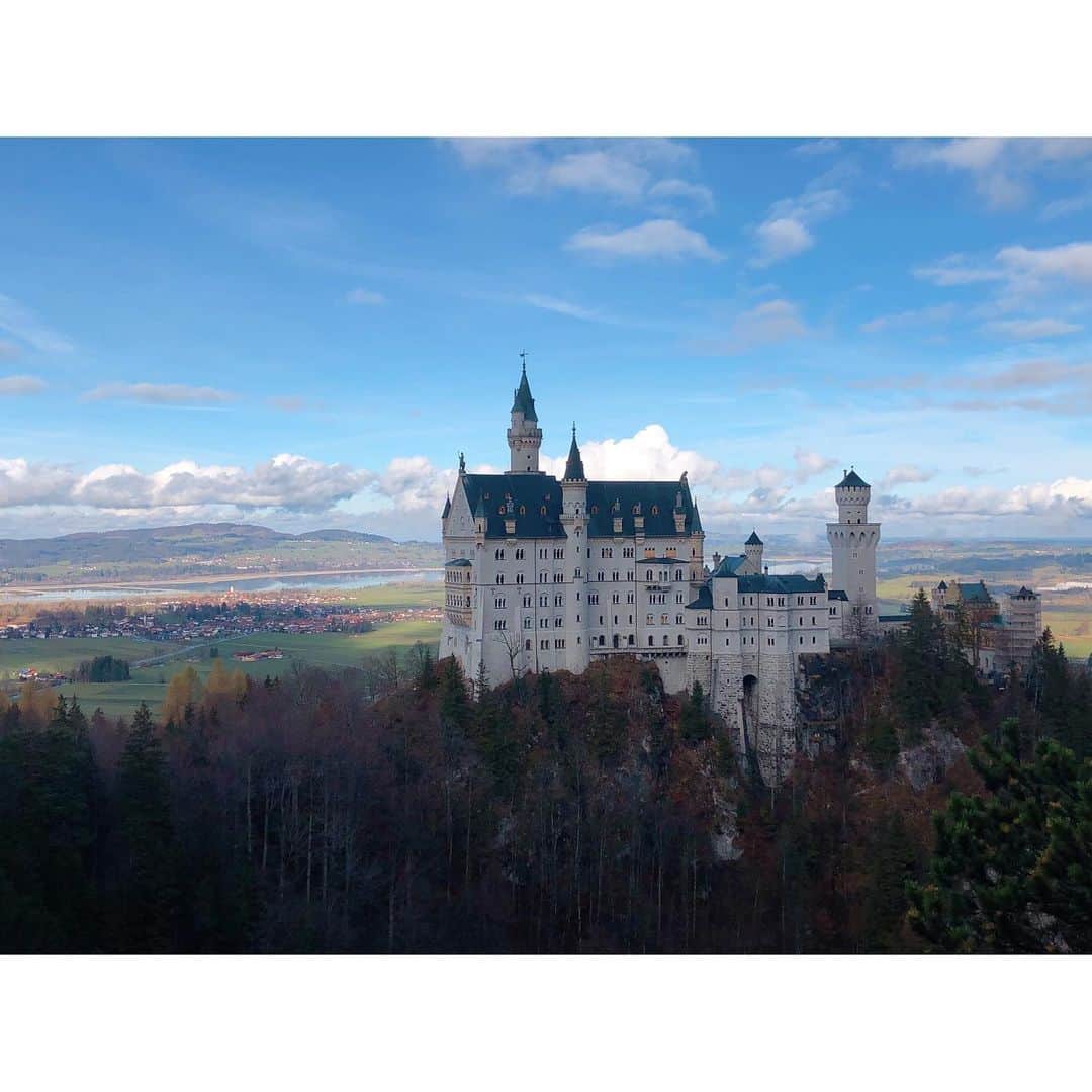 永井友梨さんのインスタグラム写真 - (永井友梨Instagram)「火曜日はsmileの日😊 担当する曜日は、オープニングの話題を考える上で、きょうは何の日かな〜と調べます(←smile担当アナあるある) きょう4月6日は、語呂合わせで城の日だそう。 ということで！こちらは3年前に訪れたドイツのノイシュヴァンシュタイン城🏰 当時の国王　ルートヴィヒ2世が中世の世界への憧れから建てた豪華絢爛なお城と言われていて、中もとてもロマンティックでした。  写真を撮ることが減ったここ最近ですが、こんな感じでこじつけで過去の写真もアップしていこうと思います🙋‍♀️  #城の日 #ノイシュヴァンシュタイン城  #ドイツ #travel #germany」4月6日 21時07分 - nagai_y_r