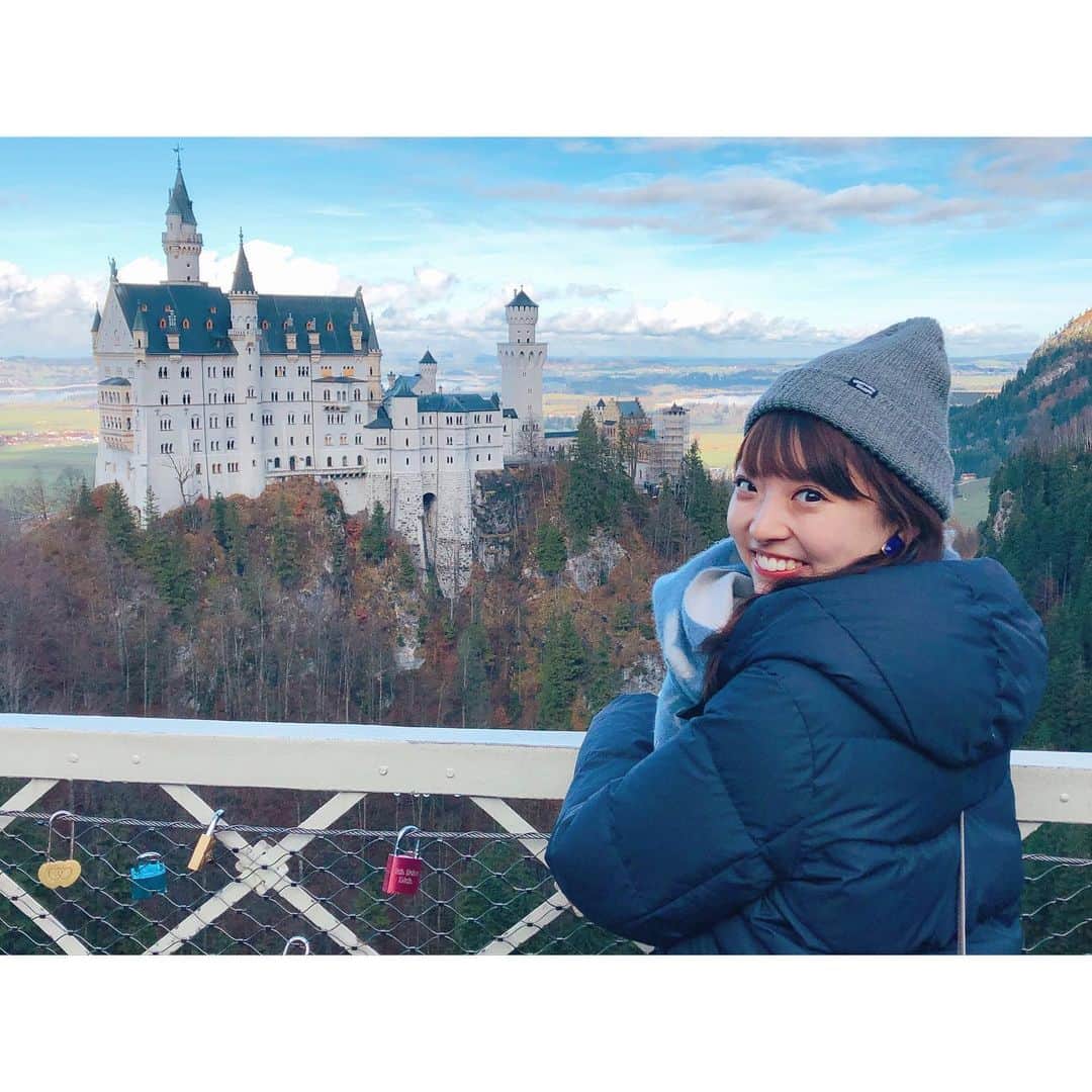 永井友梨さんのインスタグラム写真 - (永井友梨Instagram)「火曜日はsmileの日😊 担当する曜日は、オープニングの話題を考える上で、きょうは何の日かな〜と調べます(←smile担当アナあるある) きょう4月6日は、語呂合わせで城の日だそう。 ということで！こちらは3年前に訪れたドイツのノイシュヴァンシュタイン城🏰 当時の国王　ルートヴィヒ2世が中世の世界への憧れから建てた豪華絢爛なお城と言われていて、中もとてもロマンティックでした。  写真を撮ることが減ったここ最近ですが、こんな感じでこじつけで過去の写真もアップしていこうと思います🙋‍♀️  #城の日 #ノイシュヴァンシュタイン城  #ドイツ #travel #germany」4月6日 21時07分 - nagai_y_r
