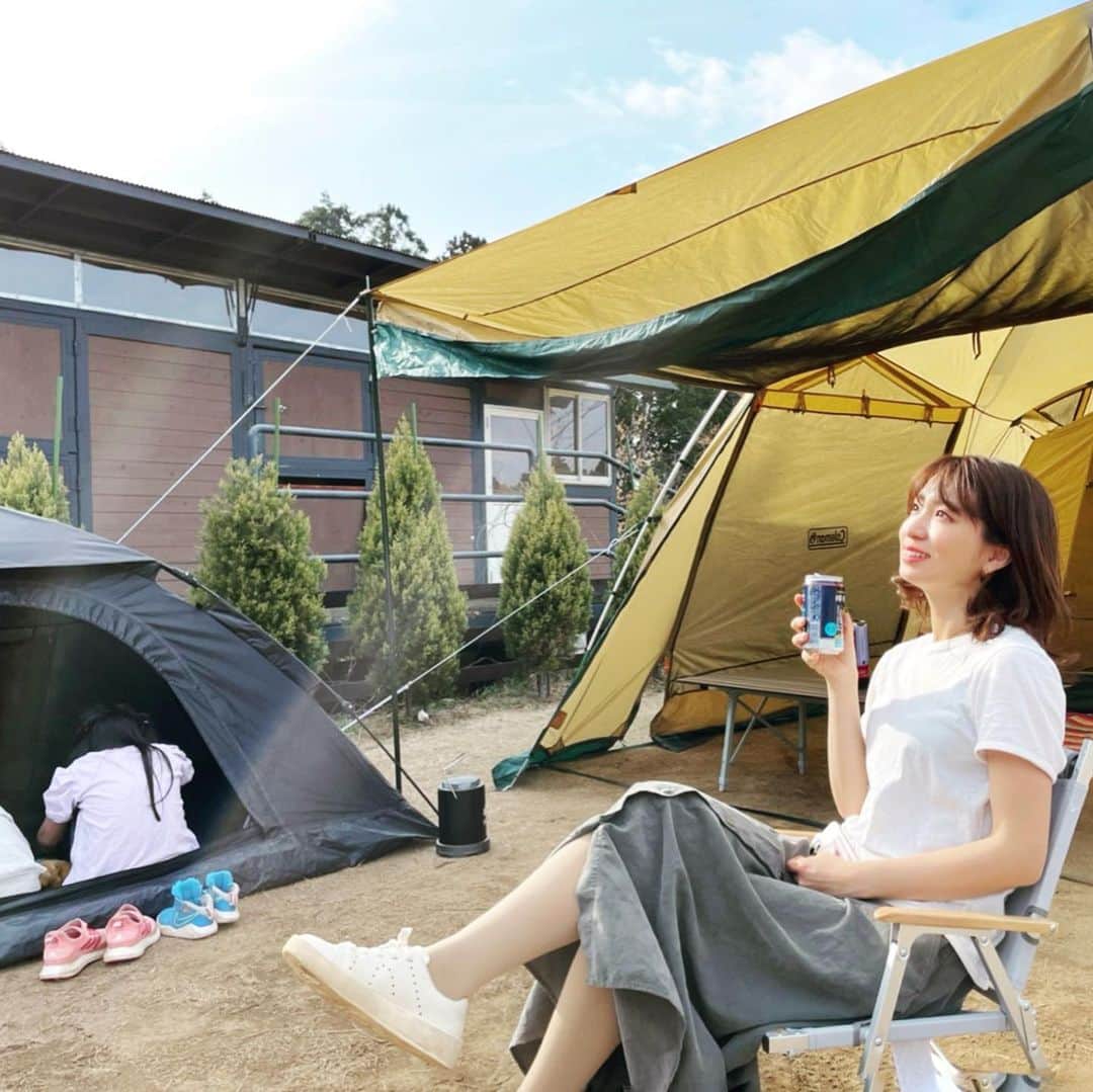筧沙奈恵さんのインスタグラム写真 - (筧沙奈恵Instagram)「家族でキャンプ🏕 ・ 先月、家族でキャンプに行ってきました✨2回目のキャンプでしたが、前回よりも少し慣れたかな😌 ・ 苦労してテントを設置し終わった後のお酒は、特別おいしい😍気候もちょうど良くて、とても気持ちよかったです✨ ・ しかしまだまだ余裕がなく、ストーリーズでみなさんにおすすめのキャンプご飯を聞いたのに、作れず😂 ・ 今回はお肉や野菜を焼いて、アヒージョとじゃがバターくらいしか作れませんでした🥺パエリアや燻製など、教えていただいたメニューを作ってみたいなー✨ ・ テントを設置したあと、ルームツアーっぽく動画を撮ってみました🎥 ・ #キャンプ　#子連れキャンプ　#thefarm #ザファーム　#子連れ旅行　#春キャンプ　#春キャンプ2021 #キャンプコーデ #キャンプ道具」4月6日 21時25分 - sanaekakei