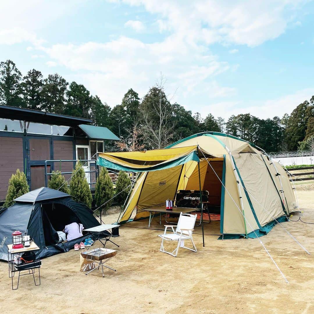 筧沙奈恵さんのインスタグラム写真 - (筧沙奈恵Instagram)「家族でキャンプ🏕 ・ 先月、家族でキャンプに行ってきました✨2回目のキャンプでしたが、前回よりも少し慣れたかな😌 ・ 苦労してテントを設置し終わった後のお酒は、特別おいしい😍気候もちょうど良くて、とても気持ちよかったです✨ ・ しかしまだまだ余裕がなく、ストーリーズでみなさんにおすすめのキャンプご飯を聞いたのに、作れず😂 ・ 今回はお肉や野菜を焼いて、アヒージョとじゃがバターくらいしか作れませんでした🥺パエリアや燻製など、教えていただいたメニューを作ってみたいなー✨ ・ テントを設置したあと、ルームツアーっぽく動画を撮ってみました🎥 ・ #キャンプ　#子連れキャンプ　#thefarm #ザファーム　#子連れ旅行　#春キャンプ　#春キャンプ2021 #キャンプコーデ #キャンプ道具」4月6日 21時25分 - sanaekakei