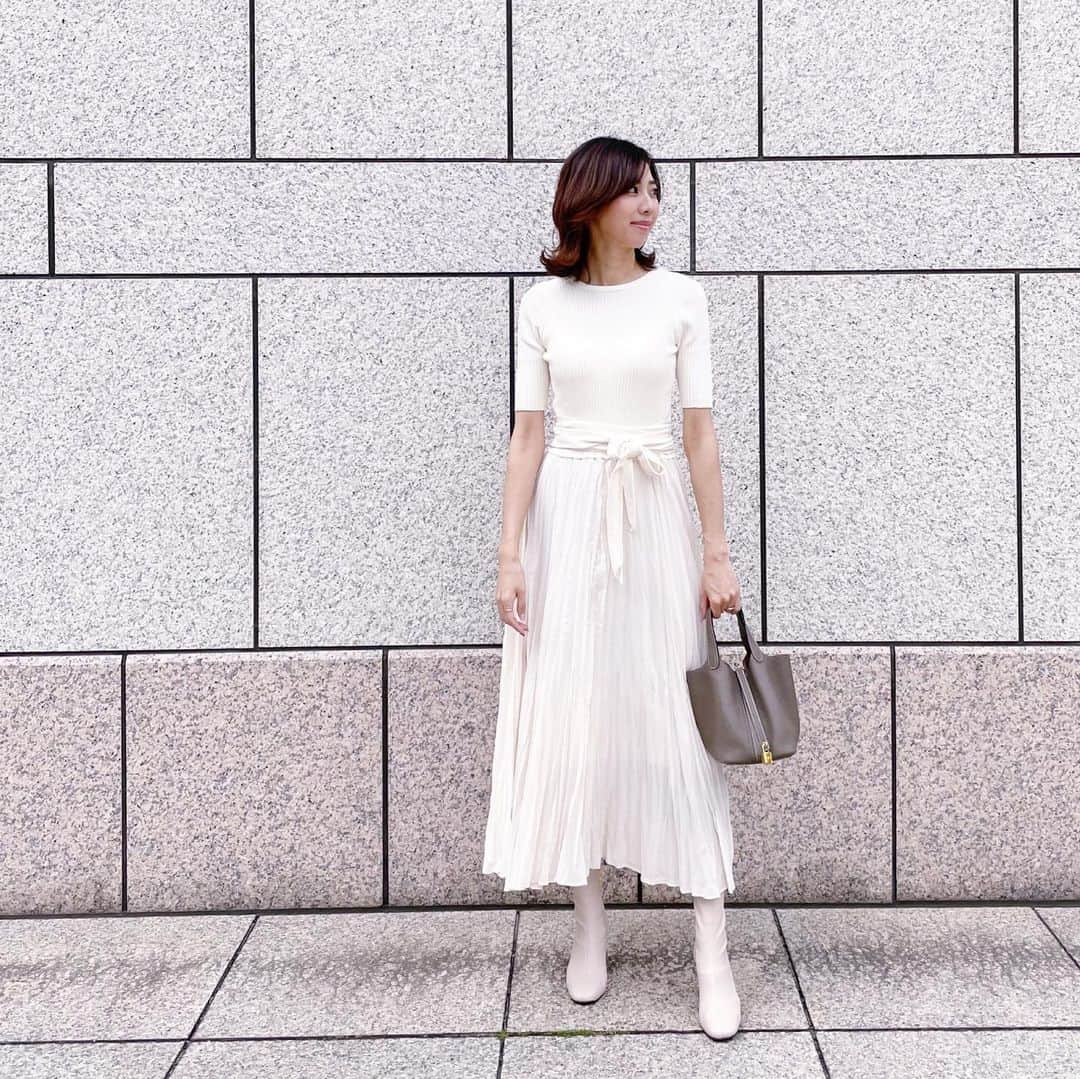 青山美沙子さんのインスタグラム写真 - (青山美沙子Instagram)「#coordinate ♡﻿ ﻿ ﻿ dress・・ @emmi.jp  bag・・ @hermes  shoes・・ @dholic_official  ecobag・・ @birthday_bar  ﻿ ﻿ ﻿ ﻿ ﻿ emmiのワンピース、ウォッシャブルなので気にせず着れて楽で最高♡﻿ 手術後っていうのもあってワンピースばっかり着てる🥳﻿ ﻿ ﻿ ﻿ エコバッグはバースデーバーで見つけたやつ♡﻿ ﻿ エコバッグっぽくなくて使いやすい🥰 ﻿ ﻿ ﻿ ﻿ 　　﻿ ﻿ #コーディネート#アラサーコーデ#アラサー女子コーデ#アラサーファッションコーデ#165cm#165cmコーデ#大人かわいいコーデ#大人可愛いコーディネート#birthdaybar#バースデーバー#エコバッグ#白ワンピ#白ワンピコーデ#emmi#emmiワンピース#ディーホリックブーツ#白ブーツ#エルメスピコタン#ピコタンpm#ロングワンピ#ロングワンピ#ロングワンピースコーデ#エミ」4月6日 21時27分 - misa1120mh