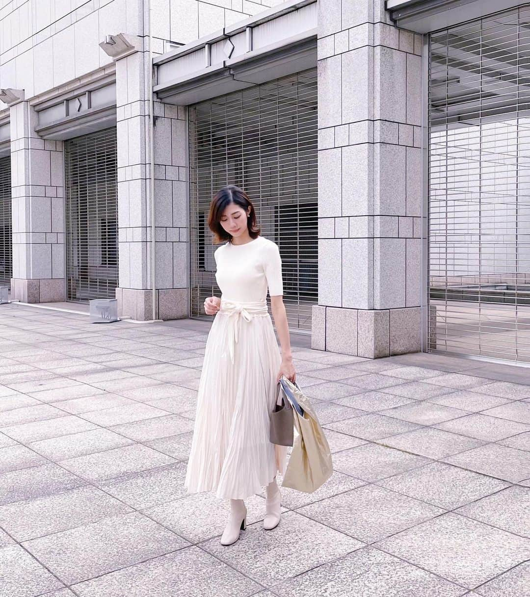 青山美沙子のインスタグラム：「#coordinate ♡﻿ ﻿ ﻿ dress・・ @emmi.jp  bag・・ @hermes  shoes・・ @dholic_official  ecobag・・ @birthday_bar  ﻿ ﻿ ﻿ ﻿ ﻿ emmiのワンピース、ウォッシャブルなので気にせず着れて楽で最高♡﻿ 手術後っていうのもあってワンピースばっかり着てる🥳﻿ ﻿ ﻿ ﻿ エコバッグはバースデーバーで見つけたやつ♡﻿ ﻿ エコバッグっぽくなくて使いやすい🥰 ﻿ ﻿ ﻿ ﻿ 　　﻿ ﻿ #コーディネート#アラサーコーデ#アラサー女子コーデ#アラサーファッションコーデ#165cm#165cmコーデ#大人かわいいコーデ#大人可愛いコーディネート#birthdaybar#バースデーバー#エコバッグ#白ワンピ#白ワンピコーデ#emmi#emmiワンピース#ディーホリックブーツ#白ブーツ#エルメスピコタン#ピコタンpm#ロングワンピ#ロングワンピ#ロングワンピースコーデ#エミ」