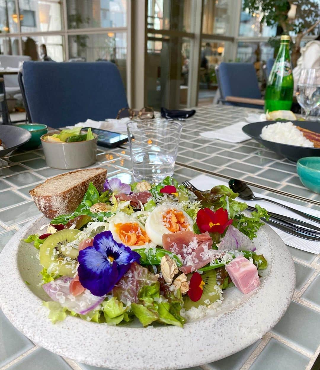 得あゆさんのインスタグラム写真 - (得あゆInstagram)「サラダ可愛すぎない？！？🌼🥗 このカフェめちゃ良かった☕️ テラス席もあってゆったりゆっくり できたよ〜🥰💭💭💭 デート、女子会、ファミリーも 行けるお店でした💗 @upstairz_lounge_bar_restaurant @zentishotels ・ ・ ・ ・ ・ ・ ・ ・ ・ ・ ・ ・ ・ ・ #zentis#サラダ#サラダランチ#お花#さくら#桜#大人可愛い#大人カジュアル#オトナ女子#お散歩#お花見#マタニティー#マタニティーコーデ#マタニティーライフ#妊婦#妊婦生活#妊娠#春メイク#春コスメ#妊婦ごはん#お花見#大阪#大阪グルメ#大阪ランチ#大阪カフェ#カフェ巡り#ランチ#テラス席#テラス#maternity#maternityfashion」4月6日 21時31分 - tokuayu819