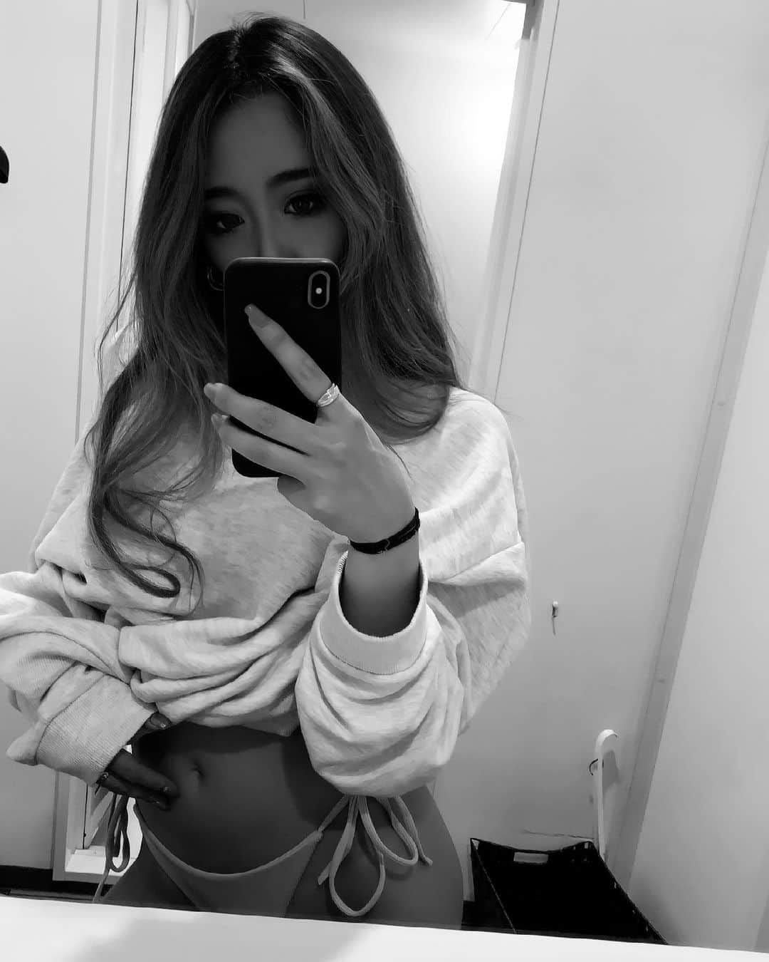 まあーか（まかたん）のインスタグラム：「. あきらめたらそこで試合終了ですよbody🐷 #肩幅はエヴァの初号機 #お尻はクレヨンしんちゃん #手足はダルシム #すんごい欲張りbodyじゃん 笑 .  #selfie#follow #海外ファッション#ootd#セルフィー#エステ#黒ギャル #トレーニング #尻トレ #眉アートメイク #エステ#美肌ケア#サロン#カラコン#バレイヤージュ#花見#🌸 #韓国メイク#韓国コスメ#ダーマペン#workout#tanning#ぷに#えちえち#🍑#🐷」