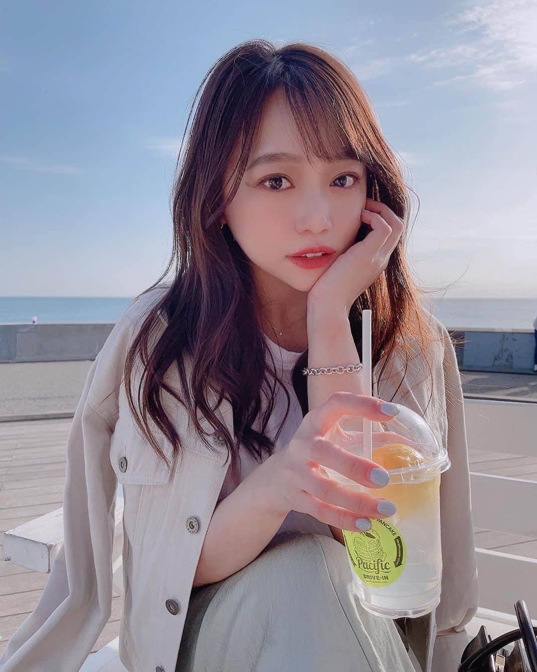 のインスタグラム：「今日はリフレッシュday🍃 車で海の方行ってきましたー！🏖♡ （由比ヶ浜？七里ヶ浜？江ノ島？その辺の海ですwww）  海の目の前のカフェで、車も停められる Pacific DRIVE-IN がお気に入り🙌🏼❤️ 確か4回目くらいかな？ ごはんも美味しい〜！😚  一緒に行ったまちゃんがたくさん写真撮ってくれて✨ 久しぶりに外で撮ってもらった写真をupできる🌟  自然に触れてすっごくパワーをもらえました⛅️ こういう日をつくるのも、大事だね！💕 車で色々なところに行きたいな〜✩  友達と行くのもいいけど ひとりでゆーーーったりと旅もしてみたい🥺 少しずつでもYouTubeにVLOGを上げていけたらいいな🌷  とにかくたくさん笑った1日でした♡  #youtube #youtuber  #カフェ #海」