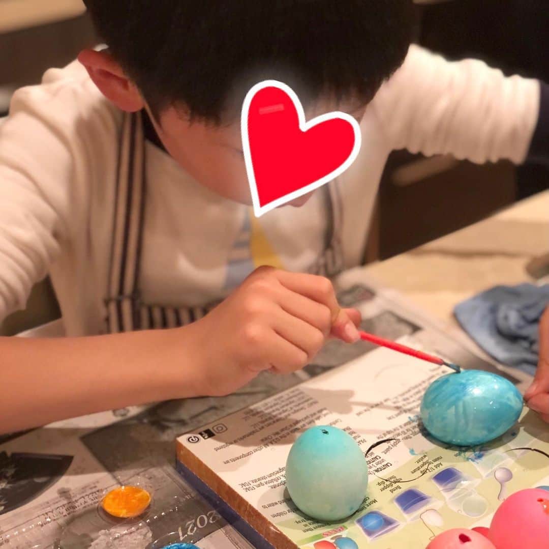 内田恭子さんのインスタグラム写真 - (内田恭子Instagram)「先日のイースターエッグ作り。ボーイズによる色鮮やかなものができあがりました！  ちなみに卵の中身を抜くのは大人の仕事。卵の上下に画鋲で穴を開けて、片側からフーッとふく。これがなかなか楽しいのだ。  #eastereggs #イースターエッグ #theyhadsomuchfun #boysmom #男子ママ #内田恭子 #kyokouchida」4月7日 8時00分 - kyoko.uchida.official