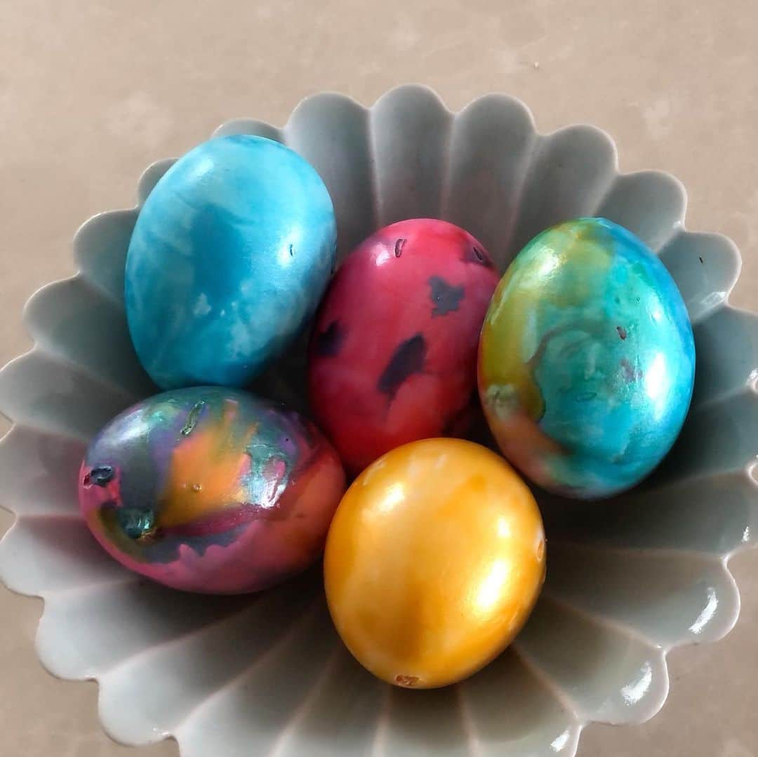 内田恭子さんのインスタグラム写真 - (内田恭子Instagram)「先日のイースターエッグ作り。ボーイズによる色鮮やかなものができあがりました！  ちなみに卵の中身を抜くのは大人の仕事。卵の上下に画鋲で穴を開けて、片側からフーッとふく。これがなかなか楽しいのだ。  #eastereggs #イースターエッグ #theyhadsomuchfun #boysmom #男子ママ #内田恭子 #kyokouchida」4月7日 8時00分 - kyoko.uchida.official