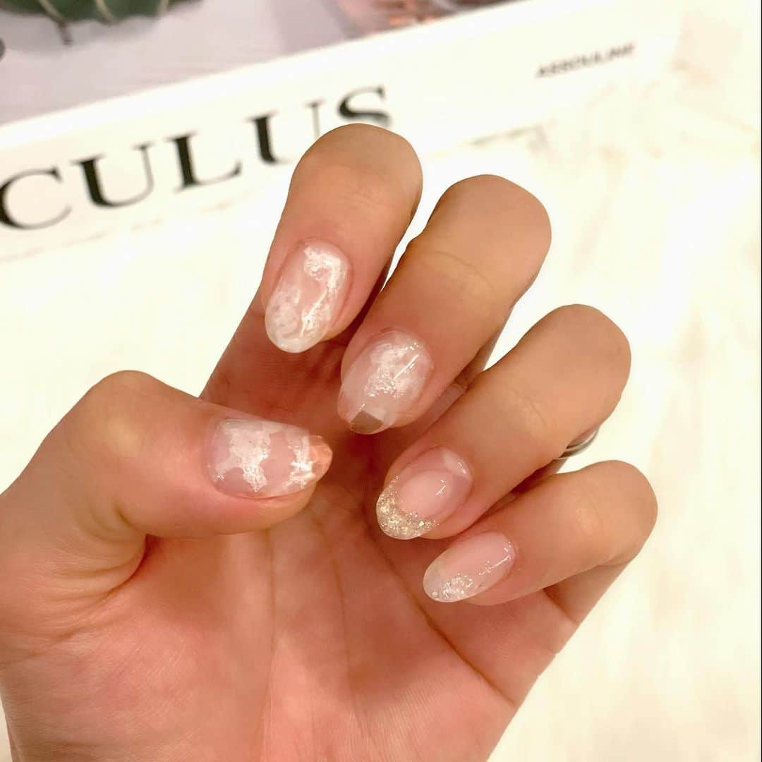 まりなさんのインスタグラム写真 - (まりなInstagram)「水玉ぷっくりネイル💅🤪  白のニュアンスネイルにぷっくり水玉みたいなのをのっけてもらいました、、かわゆ！！！！！！  ネイルとかご飯とか服とかウェアとかよく質問受けるので（いや本当にありがとおおあおお！） 記録用になるべくインスタに更新していこうと思います🤣（いつもストーリーおばけなので🤣）  春ううううう🥰🥰🥰🌸🌸🌸  #春ネイル2021 #ニュアンスネイル #ネイルデザイン」4月7日 8時21分 - takemari1219