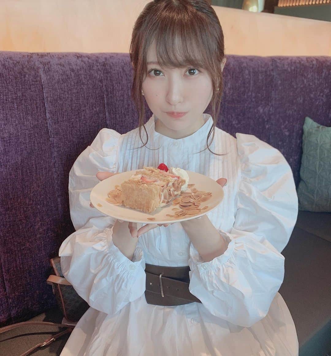 小桃音まいのインスタグラム：「🍓. . アフタヌーンティー編ラストです🙈. . 最後に出てきたこのナポレオンパイ. . お腹いっぱいなのに食べれちゃうくらい. すんんごくおいしかった〜🍴. . 贅沢ないちにちでした、、❤︎」