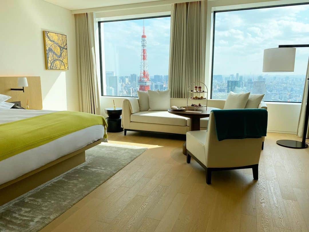 マキ・コニクソンさんのインスタグラム写真 - (マキ・コニクソンInstagram)「The Tokyo Edition Hotelに半年ぶりに戻ってきました！✌🏼 広々として兎にも角にも天井が高いっ！👍🏼 お洒落でイケてるホテルだねーっ。  早速、私の部屋作り！ ベッド ライナーは@mylan_official のビタミンカラー黄色のショールを使いました！💛  お部屋からは東京タワー様🗼がドカァ〜〜ンって見えます！本当に最高に贅沢な空間！  そして @malieorganicsjp のディフューザーを ベッド横、洗面所、リビングの3箇所に置いたので仕上げ完了！🤙🏼 もうお部屋はハワイの香り！🌺  完全に快適なマイルームです！👍🏼  エディション ホテルのロビーは600種類以上の植物があります！ 緑って目にも身体にも良いね！ 夜は幻想的な空間になるんです！✨✨  ラウンジの全席から東京タワー様が見えるんです！本当に本当に最高なんだから！ アガルゥ〜！  ブルールームも洗練されたオサレな空間！Sexy！💄💋👠 Storyにアップしました！  エディション ホテルに しばらくお世話になります！🙏🏻  #tokyoeditiontoranomon  #東京エディション虎ノ門  #贅沢な空間 #都会の中のオアシス」4月7日 4時05分 - makikonikson