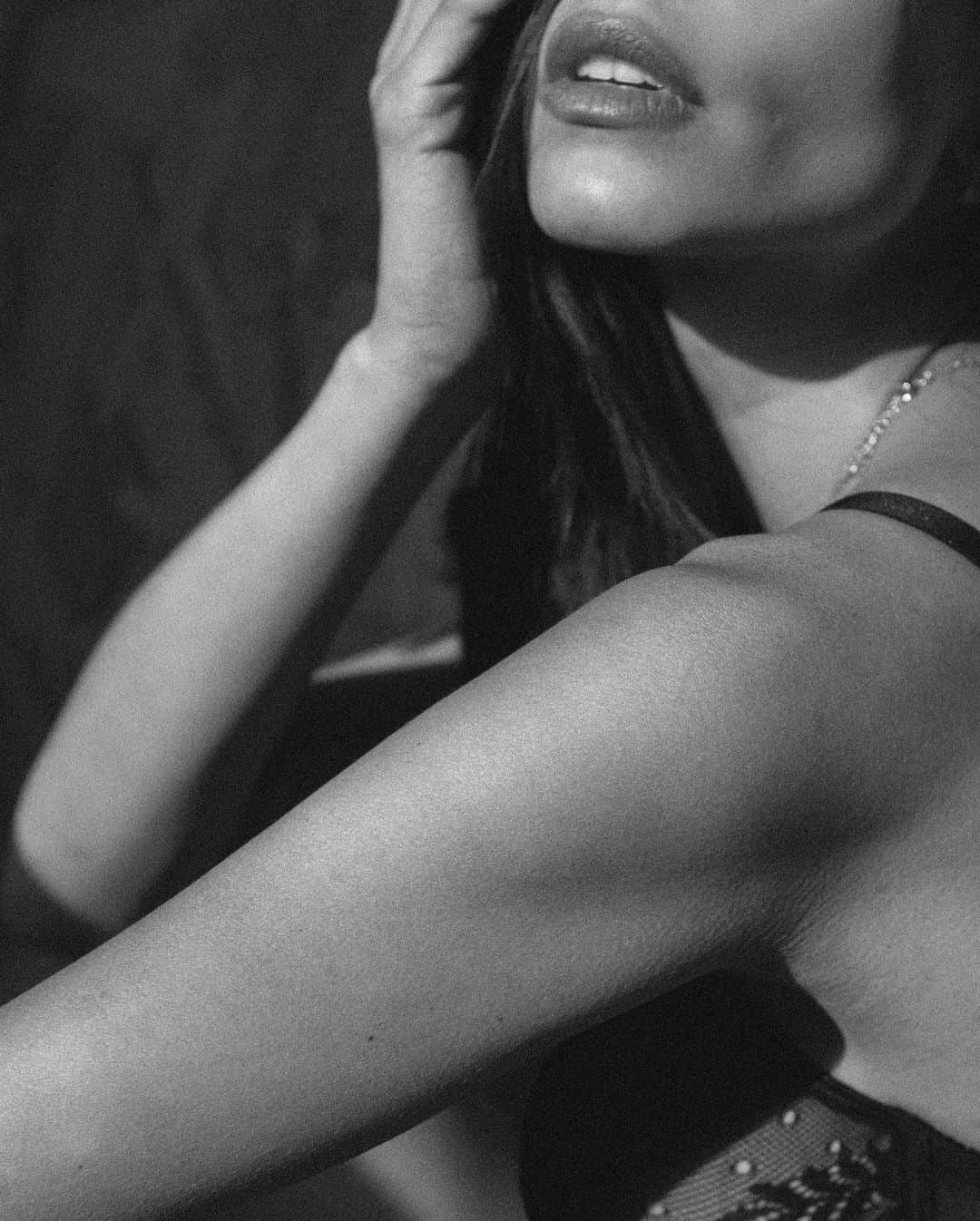 Alessandra Sironiさんのインスタグラム写真 - (Alessandra SironiInstagram)「she @chloelxpez makes me feel like art🖤」4月7日 5時20分 - sironinena