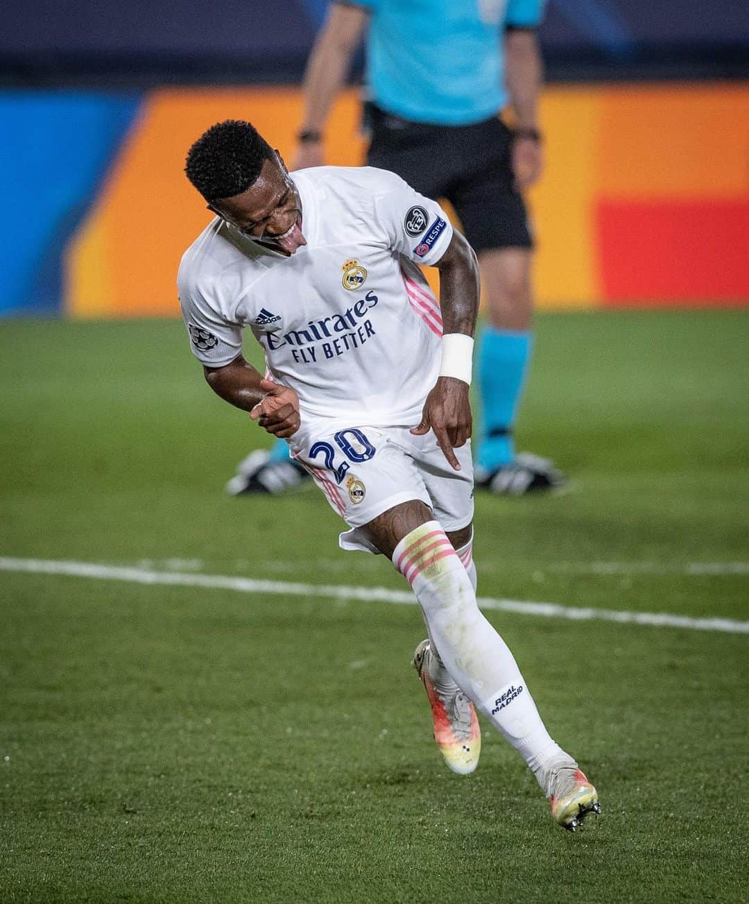 ヴィニシウス・ジュニオールのインスタグラム：「Glória a Deus sempre!  ¡HALAMADRID! ⚽️🤪🤍」