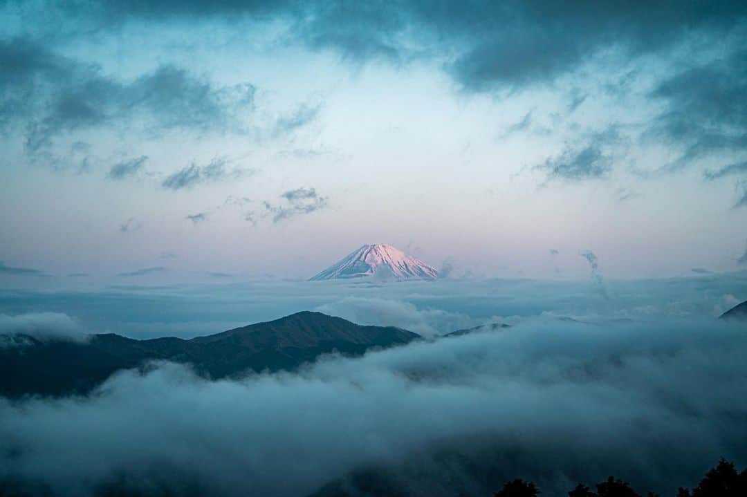 中野晴代のインスタグラム：「・ 2:30起床で箱根まで。 キレイな雲海が広がっていました。 ・ 2人のめぐちゃんと共に♪ @megu_3 @megulat ・ ・ #箱根 #大観山展望台 #富士山 #雲海」