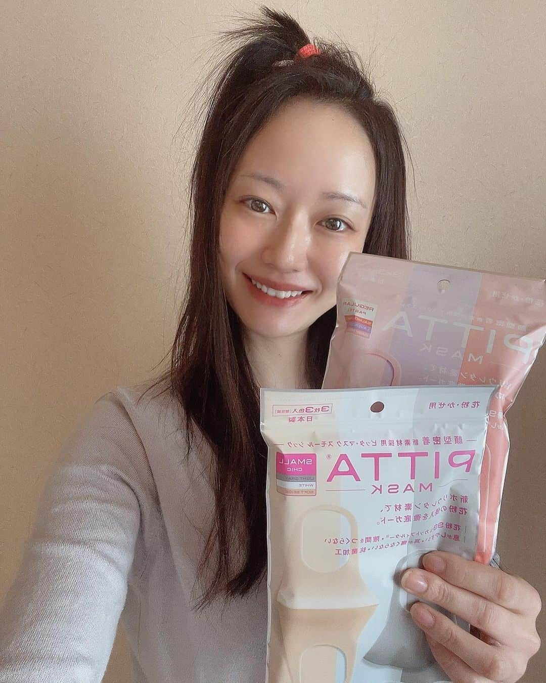 吉山りささんのインスタグラム写真 - (吉山りさInstagram)「💋吉山りさの  勝手にオススメ美容アイテム🥰  今日は 『ピッタマスク😷』 💎   めちゃくちゃ最近大好き😍❤  耳も痛くならないし蒸れない💕  息もしやすくて軽いからつけてる事忘れちゃう😍  ✨✨✨ すっぴんの時  メイクありの時  人混みの時  寒い時暑い時  そして服装でも  マスクも使い分けてます💓   #勝手にオススメ美容アイテム   #ピッタマスク   #マスクコーデ  #マスク 最近なかなか売ってないからめちゃくちゃ嬉しい💕  #花粉  #風邪  #洗える  #抗菌   しかも #uvカット  #uv  #日焼け  #日焼け止め    洗いすぎると見たことない色にもなる😎  それを #レア と呼んでみる🪅😷🪅   #吉山りさ  #モデル  #フリーモデル  #すっぴん  #美容   最近 #ファイテン化粧品 使い始めてめちゃくちゃ良いのでまた書きます💕   #ファイテン  #純金  #美肌ケア  #美肌  #アラフォーママ  #40代   🧜🏻‍♀️🧜🏻‍♀️🧜🏻‍♀️ 2週間前 自分の年齢わからなくなって お友だちにLINEした😂😂😂」4月7日 16時36分 - oreorerisa