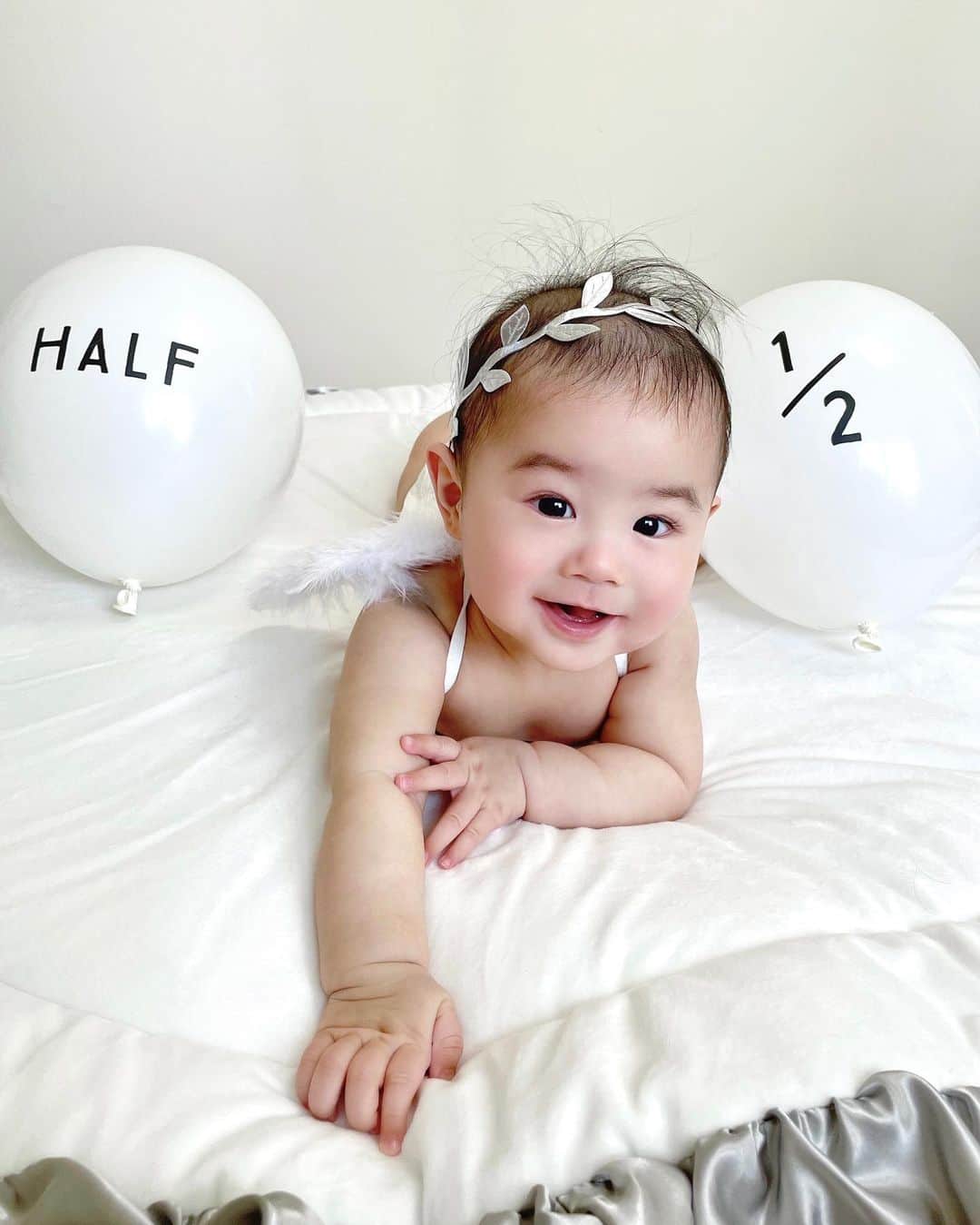 のインスタグラム：「👼 𝚑𝚊𝚙𝚙𝚢 𝟷/𝟸 𝚋𝚒𝚛𝚝𝚑𝚍𝚊𝚢 !! 𝟸𝟶𝟸𝟷.𝟺.𝟽 👼  我が家の天使くんが生後6ヶ月を迎えました✨ 毎日可愛すぎて尊くて涙が出ちゃう🥲 これからもスクスク元気に育ってね🤍  #halfbirthday#happyhalfbirthday#babyboy#halfbirthdayphoto#rubi__baby#生後6ヶ月#ハーフバースデー#男の子ベビー#男の子ママ#東京ママ#ハーフバースデーフォト」