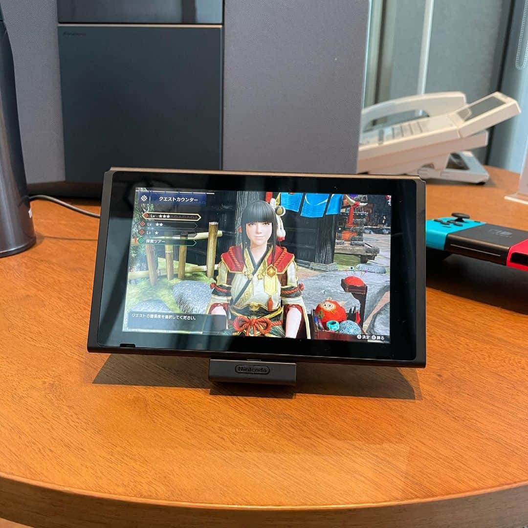TERUのインスタグラム：「^_^  凄い時代だ。  Switch。  Monster Hunter Rise  久々に盛り上がってます。  3年ぶりにモンハンLINEグループも復活^_^  今回はHR7が上限という事でのんびりたのしみたいと思います^_^  #capcom  #ありがとうございます」