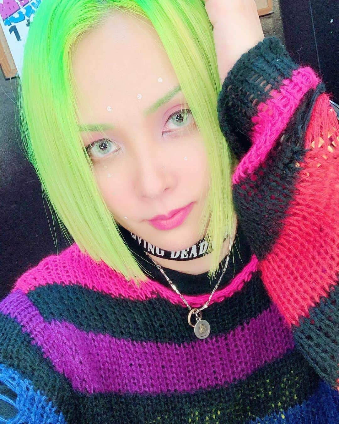 上木彩矢のインスタグラム：「実は髪型、蛍光グリーンです😂🙏  #manicpanic  #neon #マニパニ #蛍光グリーン #上木彩矢 #派手髪」