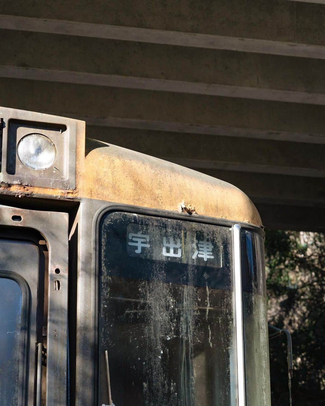 詩歩さんのインスタグラム写真 - (詩歩Instagram)「The Noto Line of the Noto Railway in Ishikawa Prefecture, which was abandoned in 2005, still retains its original tracks and cars in 2021😳.  When I looked for it in the grounds of a sports park, I found a car in the bushes! I was really excited because I love abandoned buildings, but it looked really raw, like it was in tatters but had a life force that seemed to be ready to move. It was daytime, but I would never have gone there alone 😂. I would have preferred to go during the season when there were green tunnels of trees, but it was winter and there were no leaves... Well, I guess it's a good thing that I could relax in the summer because the insects would have been too much 💡.  ⚠️Please be careful when you visit this place, as it is not maintained for sightseeing.  今にも動き出しそうな電車…ではなく、これは廃線になった鉄道車両。  2005年に廃線になった石川県「のと鉄道 能登線」は、2021年になった今でもその線路跡や車両が当時のまま残っているんです😳  運動公園の敷地内にあるということで探してみると…本当に、茂みの中に車両がいたー！！！  わたくし大の廃墟好きなのでテンションあがっちゃいましたが、なんというか本当に生っぽいというか。ボロボロなんだけど今にも動き出しそうな生命力が感じられるというか。昼間だったけど1人じゃ絶対行けない場所でした😂  本当は木の緑のトンネルがある季節が良かったけど、冬なので葉がない…まぁ夏だと虫がすごそうなのでこれはこれでゆっくりできてよかったかも💡  ⚠️観光のために整備された場所ではないので、訪れる際はご注意ください。住所は能登町の観光HPに掲載されています  🚃  お仕事で北陸3県を巡ってきました！  #shiho_hokuriku のタグで 富山 / 石川 / 福井 の写真をpostしていきます📷お楽しみに〜✨  🙏旅行を検討中の方へ﻿ 緊急事態宣言解除後も、引き続き感染症対策は必要です！  政府や自治体が発表している新型コロナウイルスの最新情報を確認し、遠方の感染拡大エリアへの訪問は控えるなどご自身で判断をお願いします。﻿#withコロナ旅行 での感染対策方法についてはyoutubeに動画をあげています。  @hotishikawa_tabinet  @nototown_tourism  📷 2021 📍旧のと鉄道 廃線跡地／石川県　能登半島 📍Old Noto Line of Noto Railway／Ishikawa Japan #shiho_ishikawa  ©詩歩 / Shiho」4月7日 9時09分 - shiho_zekkei