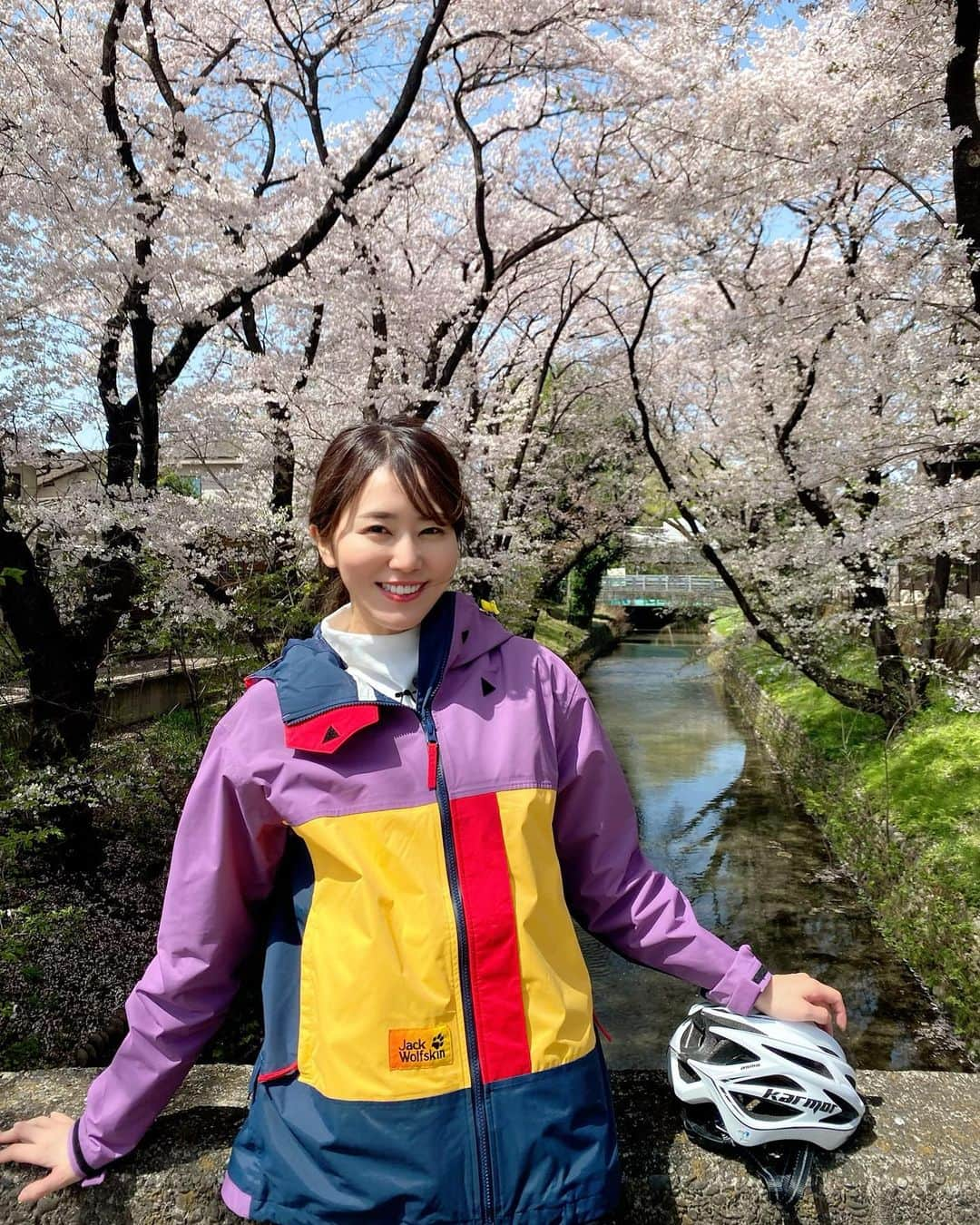 佐野真彩さんのインスタグラム写真 - (佐野真彩Instagram)「こんにちは🚴‍♀️ 先日自転車番組のロケで 玉川上水を走ってきました。 途中歴史に触れられたり、桜を楽しめたりと春らしいロケになりました🌸  tops▷ @jackwolfskin.jp #jackwolfskin   花粉症が落ち着いた気がします💭終わったのかな？？  #tcn #多摩ケーブルネットワーク　#自転車　#自転車女子 #cyclinglife #羽村堰　#羽村堰の桜 #宮本橋　#奥多摩街道　#牛浜出水の図　#サイクリングウェア」4月7日 10時06分 - sano.maya