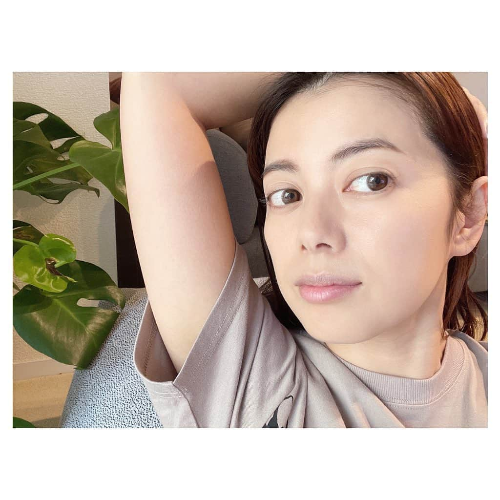 中林美和さんのインスタグラム写真 - (中林美和Instagram)「シワを改善するBBクリーム。 これを聞いただけで気になる！！ で、早速使ってみました。 私が選んだのはお肌に馴染みの良いベージュの11番。 まず、伸びが良くてしっとりした素肌感。 美容成分がたっぷり入って高保湿なんだそう。 この潤いはメイクしながらスキンケアしてる感覚です。 そして赤みが気になる小鼻周りもしっかりカバー。 UVカットも入っていて 私は普段からBBクリーム派なので 使いながらシワ改善できるのは嬉しいな！  #日本初シワ改善BBクリーム#moistlabo#モイストラボ#シワ改善#アンチエイジング#bbクリーム　#ファンデーション#pr @meishoku_corporation」4月7日 9時58分 - miwanakabayashi