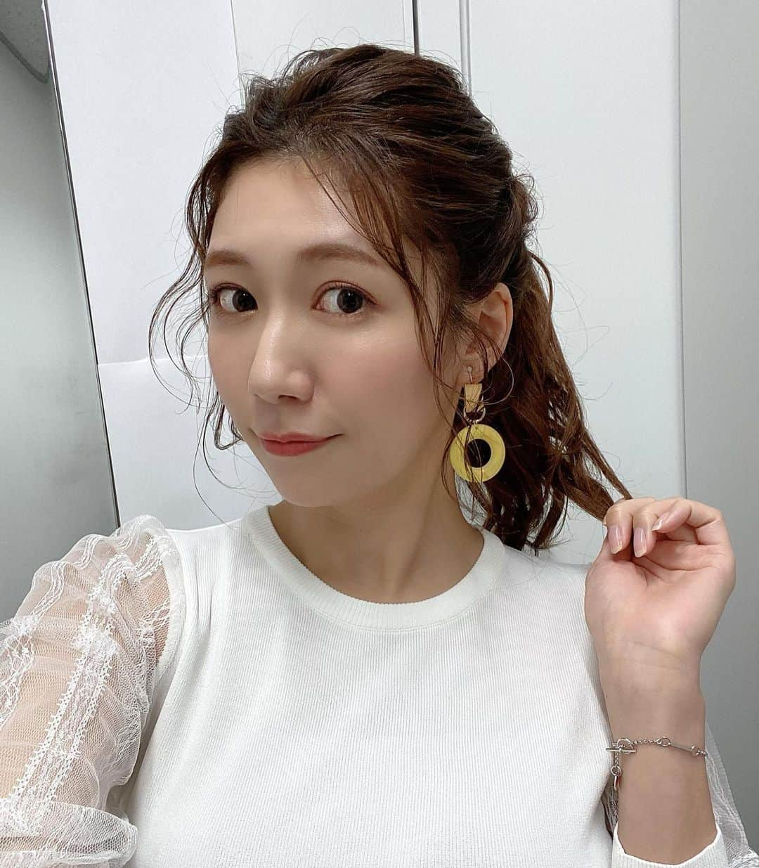 穂川果音さんのインスタグラム写真 - (穂川果音Instagram)「hair style  るんるんポニーテールです♪ ちなみに、普通のポニーテールとそんな変わりません笑  メイクは、春っぽくピンクのアイブロウとアイメイクにしてもらったよ！イメージ変わるなぁ〜  earring→ @poolstudioalivier  　#ヘアスタイル　#ヘアアレンジ　#ポニーテール　#ポニーテールアレンジ　#アップスタイル　#hairstyle #hairarrange #イヤリング　#earrings  #ミディアムロング　#春コーデ」4月7日 10時01分 - hokawakanonn