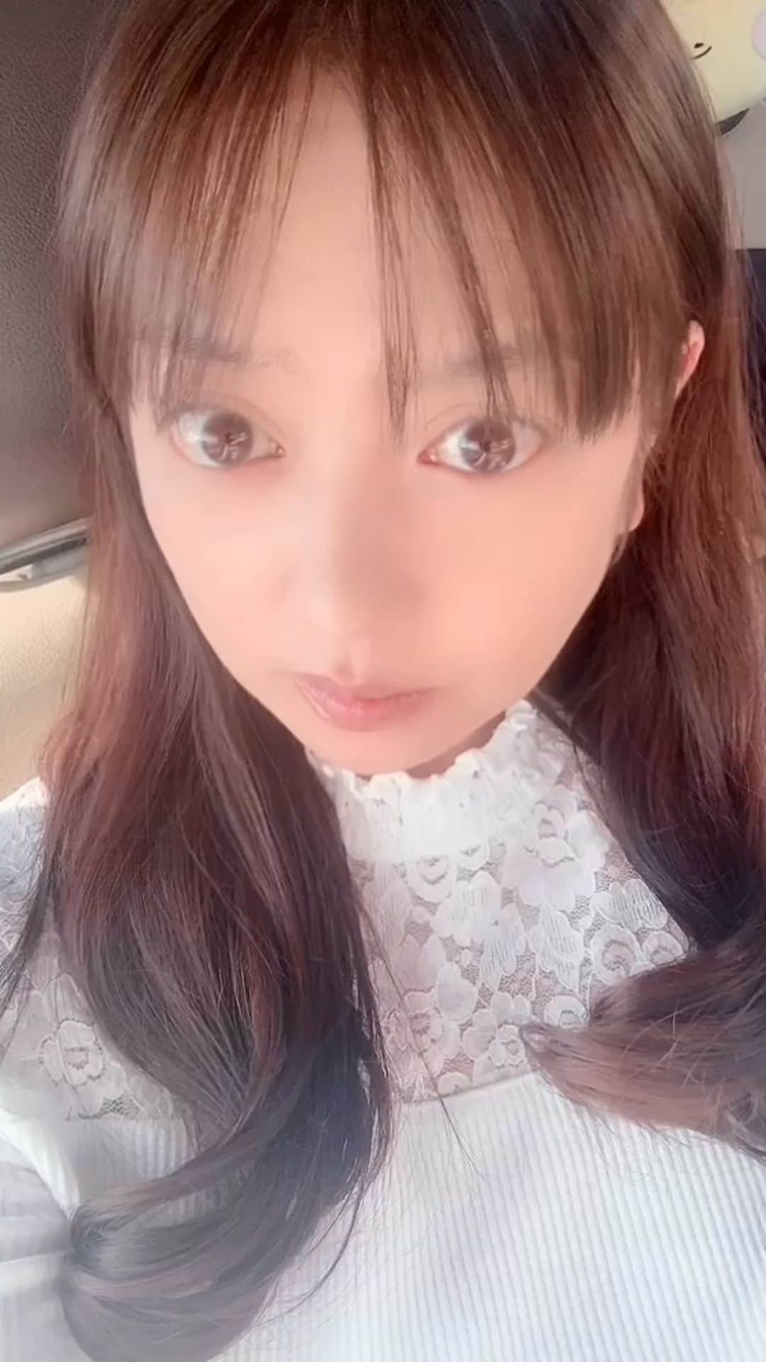 HANAのインスタグラム：「本日🙌次男くんの入学式でした～ε”ε”ε”(ﾉ* •ω• )ﾉ㊗️🌸🌸  といっても、このご時世なので保護者は出席できず😢YouTubeでの動画配信で閲覧しました😂  何はともあれ！次男くんも晴れて今日から高校生(*´ `)｡・:＋°🌸  おめでとう☺️🎊  *☼*―――――*☼*―――――*☼*―――――*☼*――――― いまだ嫌がらせを受けており🥺リポストしてくださったアカウント様の所にも不快なコメントを送られたりしています... なので、まだHANAアカ完全復活という訳にもいかず🥺新アカを立ち上げても公表はできません💧  ご心配いただいている皆さま🙇🏻‍♀️本当にスミマセン🙏  でもHANAちゃんは元気やで～ε”ε”ε”(ﾉ* •ω• )ﾉ❤  #入学式#高校生ママ#アラフィフ#アラフィフ女子#オトナ女子#オトナ可愛い#セルフポートレート#リール#46歳#40代#40代女子#40代ママ#熟女#美魔女#미인#귀여운 #smile#japanese#selfie#reels#beauty#japanesebeauty#instagramer#instagood」