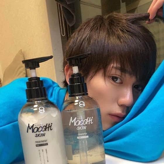 樋口晃平のインスタグラム：「このシャンプーを使ってから頭皮がお風呂上がりすごくスッキリした感じになってお風呂好きな僕は大満足です笑　みんなもぜひ使ってみてね〜　　 #もち髪シャンプー #モッチスキン #モッチスキン吸着シャンプー #mocchiskin #emoコスメ部　#pr @mocchiskin_official @emomiu_cosme」